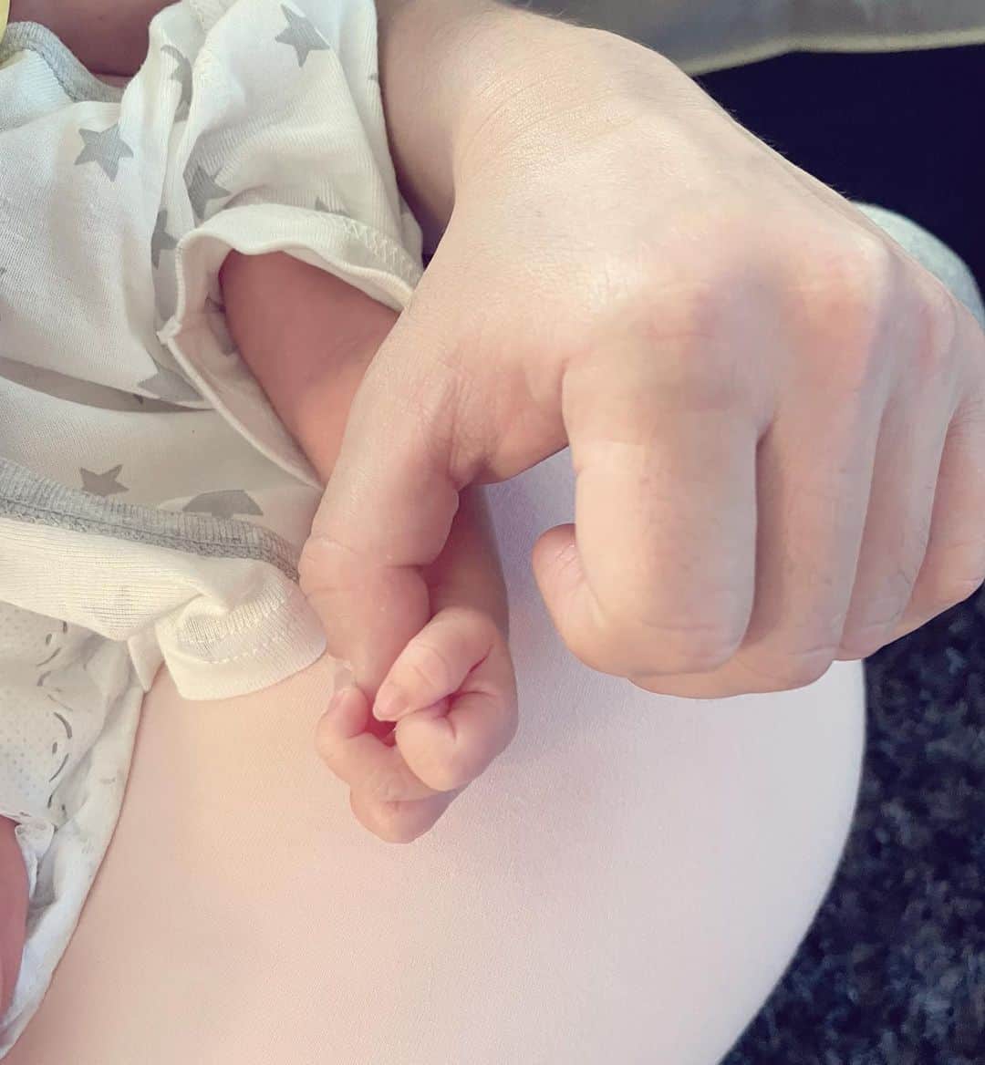 須黒清華のインスタグラム：「ご報告です . 私事ではありますが、先日元気な男の子を出産しました。 退院してやっと会えた夫と息子の手…🍀 . コロナ禍での出産で立会いも面会も禁止に。2週間ごとのpcr検査も毎回ドキドキでしたが、全力で支えてくれた家族、明るく励まし続けてくれた病院関係者の皆様には感謝の気持ちでいっぱいです。 . 入院中は産後の痛みに加え、むくみでぱんっぱんになった足はまるでゾウのよう😳 泣き止まない息子を抱えて途方に暮れながら、世のお母さんたちの偉大さを改めて感じました💦 . これから私も一歩ずつ、日々学んで成長していければ、と思っています🍀」
