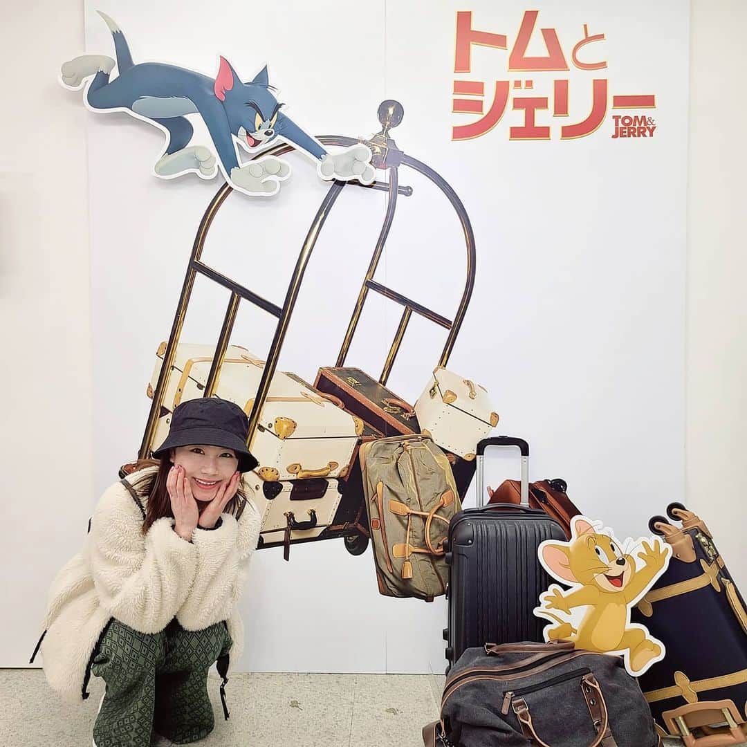 のインスタグラム：「#トムとジェリー展  . . かわいい！ 大好き！ . . 原画や製作過程の展示もあって、 興味深くて1人で黙々と鑑賞しました . ニタニタの顔はマスクで隠しながら…☺️笑 . . . #猫の日 #2月22日 #ねこの日 #トムとジェリー #🐱🐭 #愛おしい @tomandjerry_jp . #EBeanS #イービーンズ @ebeans_sendai 「誕生80周年 トムとジェリー展 カートゥーンの天才コンビ ハンナ=バーベラ」 . #morningmusume21 #モーニング娘21 #石田亜佑美」
