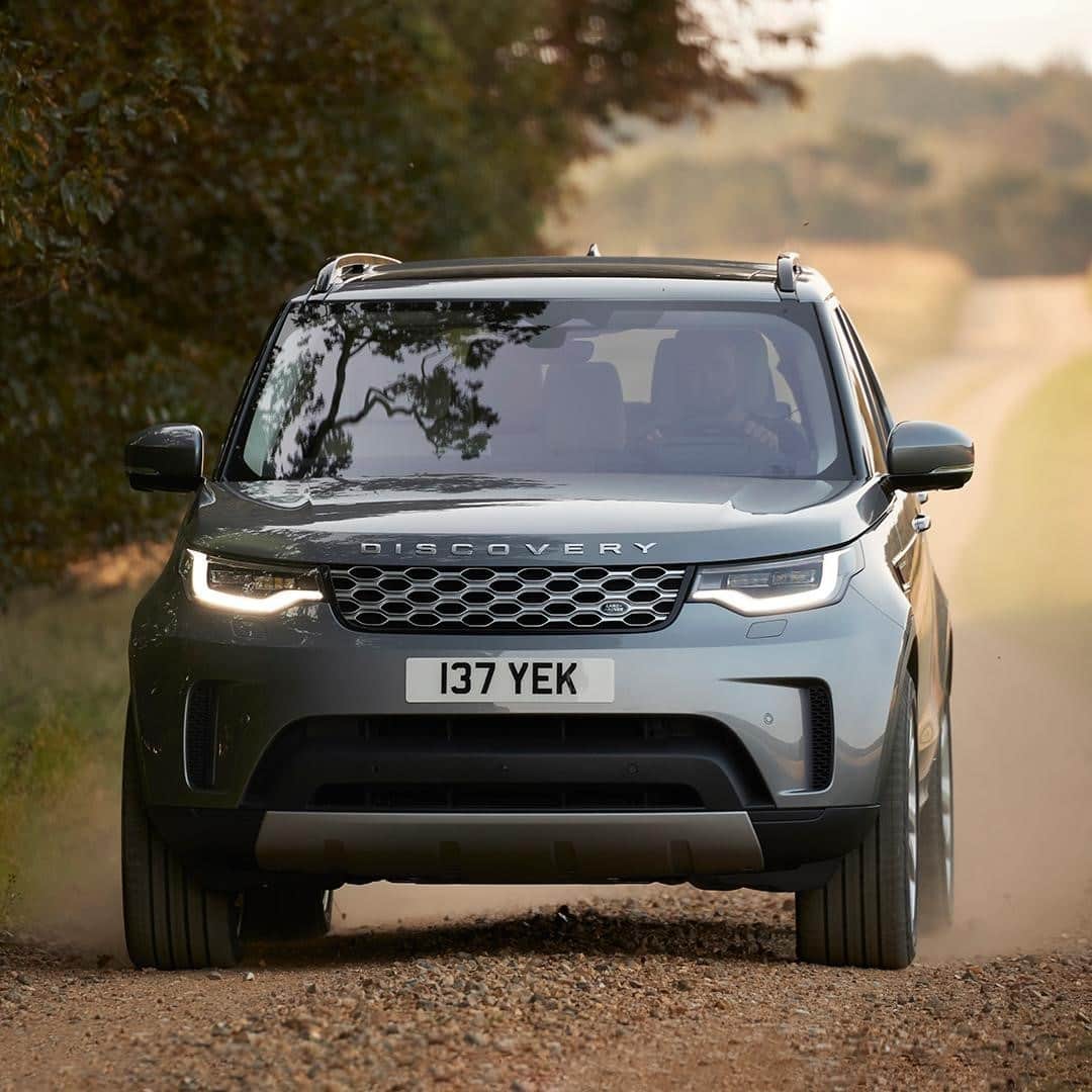 Land Roverさんのインスタグラム写真 - (Land RoverInstagram)「With versatility at its heart, the new #LandRover #Discovery is ready for anything from weekend family trips to off-road adventures. Configure yours via the link in our bio.  #FamilyAdventure #Adventure #Exploration #AdventureCalling #4x4」2月22日 20時49分 - landrover