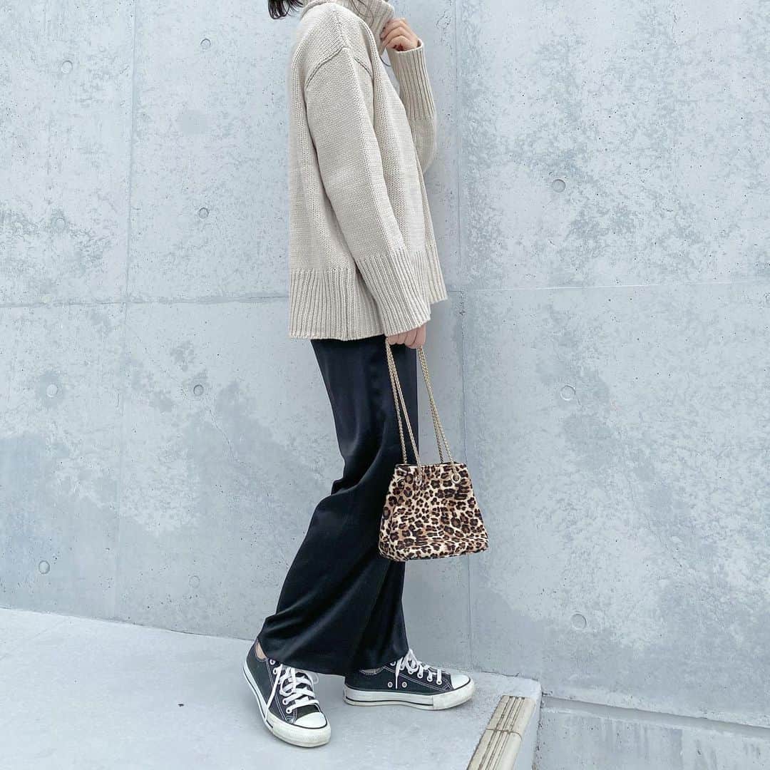 tomomi.7_のインスタグラム：「* *  光沢感がとっても綺麗なユニクロの #サテンリラックスストレートパンツ  サラッとして肌触りがいい！ シルエットも綺麗でお気に入りの一本❤︎  * *  #UNIQLO #ユニクロ #ユニクロコーデ  #きれリラ #サテンパンツ #ユニジョ #uniqloginza2021ss #uniqlo2021ss  #ユニクロ21春夏何買った #uniqlo  #locari #カジュアルファッション」