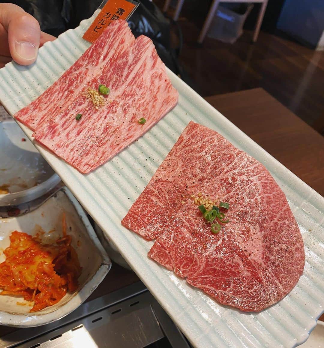 のインスタグラム：「元気が無い時には肉を食ったらええらしいよ😃  元気があるのに肉食ったらもうあれよ😃  @yakiniku_ponga  #433 #ぽんが  黒毛和牛のコース🐃 2000円プラスで飲み放題🍺ー(・∀・)ー🍺」