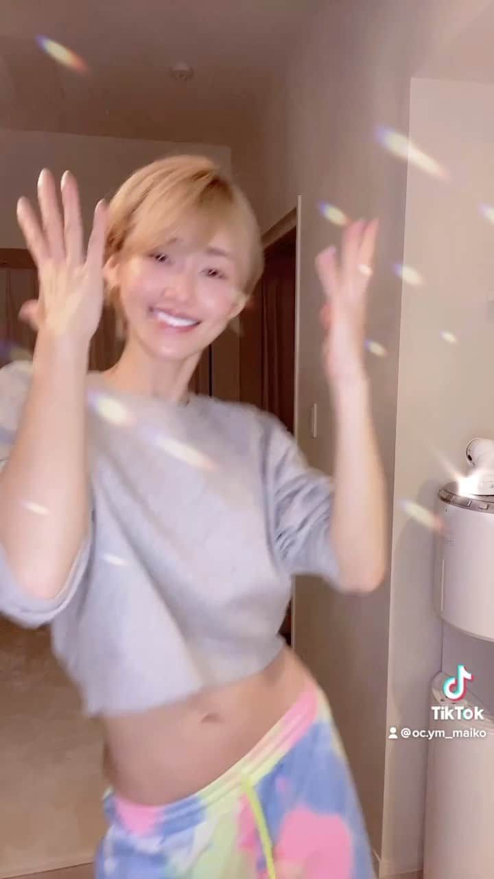 &mのインスタグラム：「明日また祝日だから踊ってる㊗️😂」