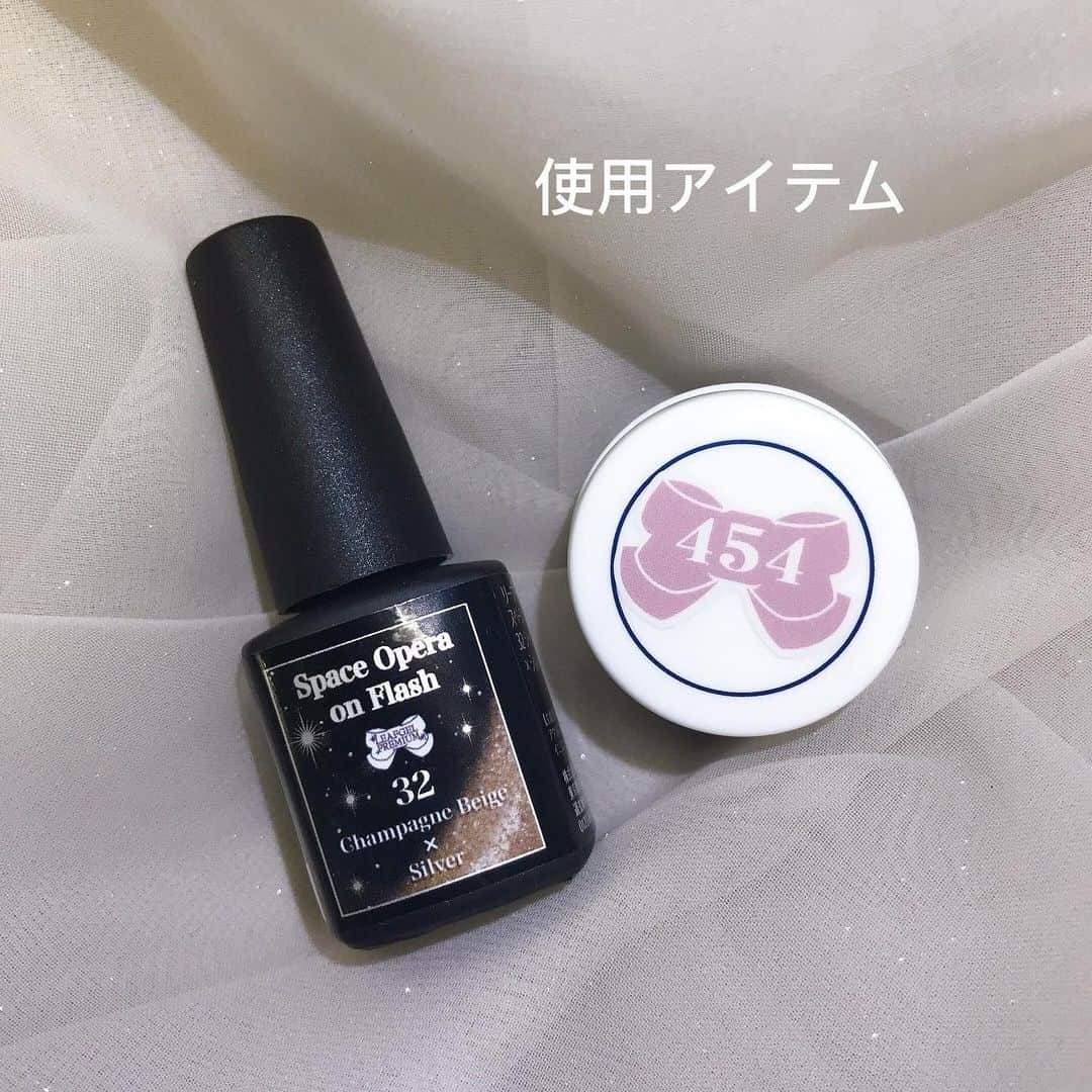 LEAFGEL PREMIUMさんのインスタグラム写真 - (LEAFGEL PREMIUMInstagram)「遂に明日発売‼️Space Opera on Flash✨を使用したアートのご紹介です✨📸💅🏻🌟  １つのカラーで、"マグネットラメ"も"フラッシュラメ"も同時にお楽しみいただけるので、シンプルなデザインでも、華やかで存在感のあるデザインに仕上がります💅🏻💕  "フラッシュラメ"はフラッシュ点灯時以外でも、自然光に反射してキラキラ輝くので、そのままのカラーでも美しく仕上がります✨  画像1枚目📷Flash off 画像2枚目📷Flash on ※画像1枚目のチップを暗闇で撮影しています  🔻使用アイテム👩🏻‍🎨🎨🔻 #32 (スペースオペラオンフラッシュ) #454(ヴィンテージシアーシリーズ)  🖌筆 LINER S(ラメラインに使用)  ————————————————————— 🌟Space Opera on Flash🌟  ラメの粒子を磁石で動かし、奥行きのある幻想的なアートが楽しめるカラージェルと、光を浴びてピカッと輝くラメが組み合わさり、今までにないほどの輝きのあるカラーが実現💅🏻✨  🌟カラーは全６色  【カラー#31～#33】 華やかさがありながら馴染みが良い、まばゆいきらめきと光を放つカラー3色。 マグネットのラメの粒子は、上品で美しいシルバー。 ※カラー表記（フラッシュラメ）×(マグネットラメ)  🌟#31 クールで美しい輝きを放つ、プラチナシルバー×シルバー 🌟#32 シャンパンのように上品に煌めく、シャンパンベージュ×シルバー 🌟#33 可愛いらしさと大人っぽさを合わせ持つ、ラベンダーピンク×シルバー  【カラー#41～#43】 指先にアクセントを添える濃密な発色で、ゴージャスで深みのある輝きの３色。 マグネットのラメの粒子は、光を浴びて多彩に輝く幻想的なカラー。 ※カラー表記（フラッシュラメ）×(マグネットラメ)  🌟#41 魅惑的な深みのある大人っぽい、ダークレッド×レッド 🌟#42 落ち着きのある濃厚な、キャメルブロンズ×ゴールド 🌟#43 オシャレで上品なほどよい暗さの、ダークグレー×ピンク  容量:5ｇ 硬化時間:UV１分/LED30秒 価格(税抜):1,400円(9-80)  発売日🌟2021年2月23日(火)  ※そのままのカラーでも美しいラメ感があり、指先を美しく仕上げられます。 ※ご使用前に必ずしっかりと撹拌をしてください。 ※マグネットは別売りです。 —————————————————————  是非お試し下さい😊💕🆕💅🏻  #leafgel #leafgelpremium #リーフジェル #リーフジェルプレミアム #スペースオペラ #spaceopera  マグネット #gel #gelnail #spaceoperaonflash #スペースオペラオンフラッシュ #カラージェル」2月22日 19時24分 - leafgel_premium