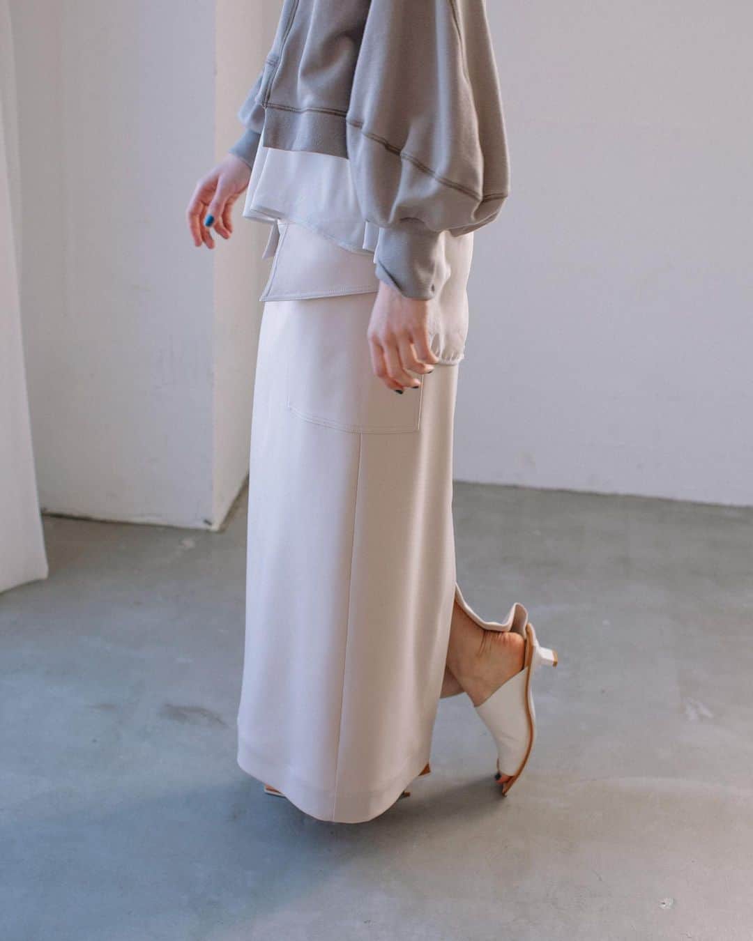 AULA AILAのインスタグラム：「【AULA AILA 2021 SS COLLECTION】  TWILL STRAIGHT SKIRT  COLOR: BLACK/LT.BEIGE/RED SIZE:0/１ ¥18,000   ✔️OFFICIAL WEB STOREにて好評発売中。」