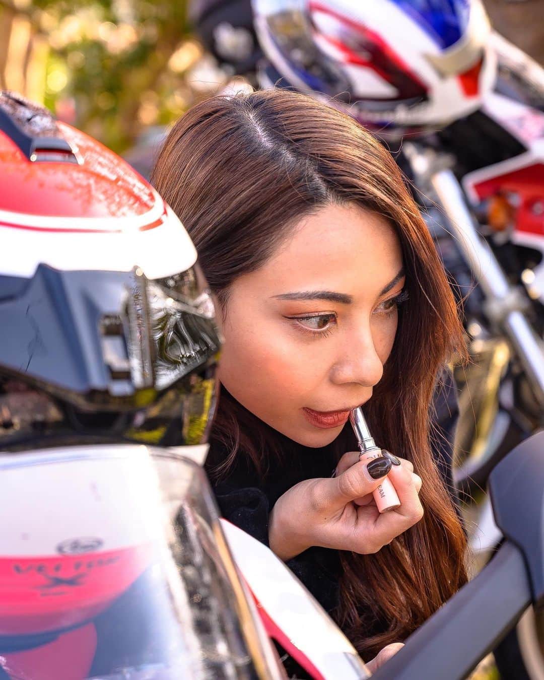CAMIRAのインスタグラム：「パニちゃんの鏡で真メイク治し中💄😂   #バイク女子#バイク#バイク好きな人と繋がりたい#バイク写真部#bikegirl#motorcycle#bikelife#bike#ducati#panigale#superbikes」