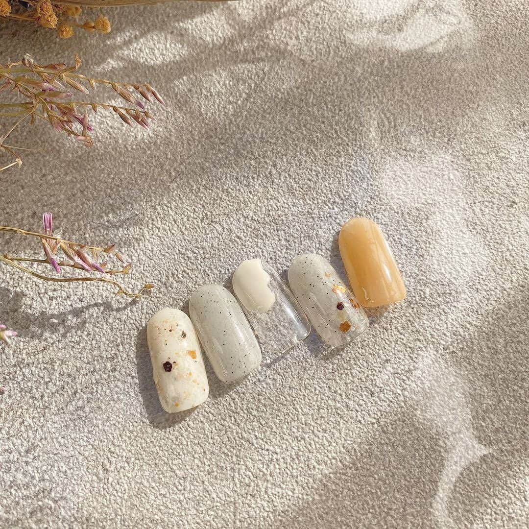 isutaさんのインスタグラム写真 - (isutaInstagram)「NEXTトレンドの「サンディネイル」。﻿ 砂のようなつぶつぶ感がたまらないと、癖になる人が続出中なんです！﻿ ﻿ ﻿ サンディネイルは、別名「砂ジェル」とも呼ばれています。﻿ ﻿ ﻿ その名の通り、ジェルに砂を混ぜたもの。﻿ ﻿ ﻿ 本物の砂を使うので、ざらざらとしたテクスチャーと絶妙な色味に仕上がることから、人気を集めています。﻿ ﻿ ﻿ 詳細は、ぜひ @isuta_jp トップのURLから記事をチェックしてください。﻿ ﻿ ﻿ photo by﻿ @myc__colorful﻿ @villabloom_nailsalon﻿ @0916_____mami﻿ @batelnail__﻿ @epica_harumi﻿ ﻿ ﻿ #isuta #イスタ #isuta_fashion﻿ #isutapic #ネイル #nail ﻿ #gelnails #ジェルネイル #ネイルチップ﻿ #トレンドネイル #手元倶楽部  #instanails ﻿ #サンディネイル #オーロラネイル #ニュアンスネイル﻿ #nails #オフィスネイル #シンプルネイル ﻿ #ベージュネイル #ダルメシアンネイル ﻿ #ミラーネイル #ニュアンスネイル #ワンカラー﻿ #大人ネイルデザイン #砂ジェル #サンドジェル ﻿ #くすみブルーネイル #くすみカラーネイル﻿ #お洒落な人と繋がりたい #おしゃれさんと繋がりたい」2月22日 19時19分 - isuta_jp