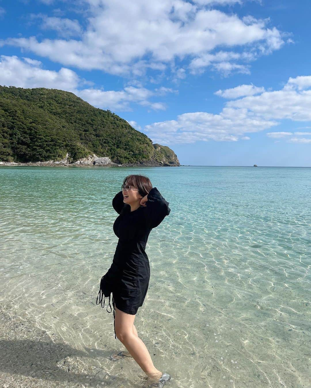 CHERIさんのインスタグラム写真 - (CHERIInstagram)「TOHMA Beach ,ZAMAMI🏝  ✨ Literally, energy charged.  透き通っていて綺麗だった🥰♥️  1,2枚目: #唐馬ビーチ  座間味の隠れ家的ビーチで、人ひとりおらず、ただただ透き通っておりました🌊  3,4枚目: #チシ展望台  5,6枚目: #女瀬の崎展望台  👗🖤 @honeyant.shop  🕶💙 @chanelofficial   #座間味#唐馬#唐馬ビーチ #honeyant#blackdress#zamamiisland#zamami#okinawaexperience」2月22日 19時21分 - hi_cherish.gram