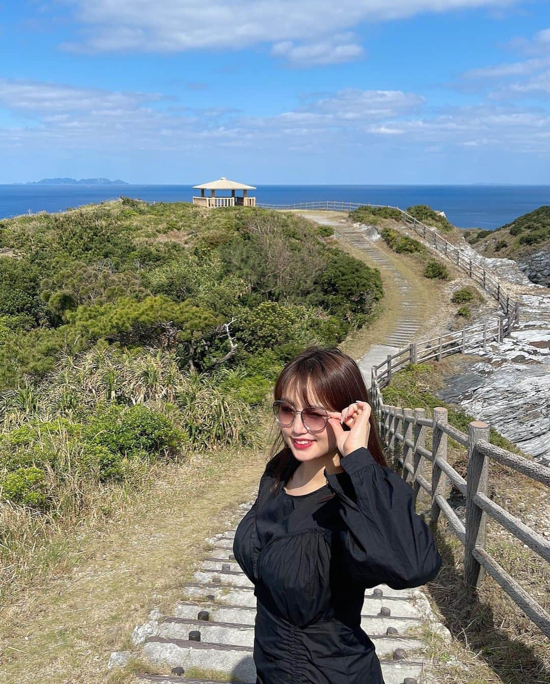 CHERIさんのインスタグラム写真 - (CHERIInstagram)「TOHMA Beach ,ZAMAMI🏝  ✨ Literally, energy charged.  透き通っていて綺麗だった🥰♥️  1,2枚目: #唐馬ビーチ  座間味の隠れ家的ビーチで、人ひとりおらず、ただただ透き通っておりました🌊  3,4枚目: #チシ展望台  5,6枚目: #女瀬の崎展望台  👗🖤 @honeyant.shop  🕶💙 @chanelofficial   #座間味#唐馬#唐馬ビーチ #honeyant#blackdress#zamamiisland#zamami#okinawaexperience」2月22日 19時21分 - hi_cherish.gram