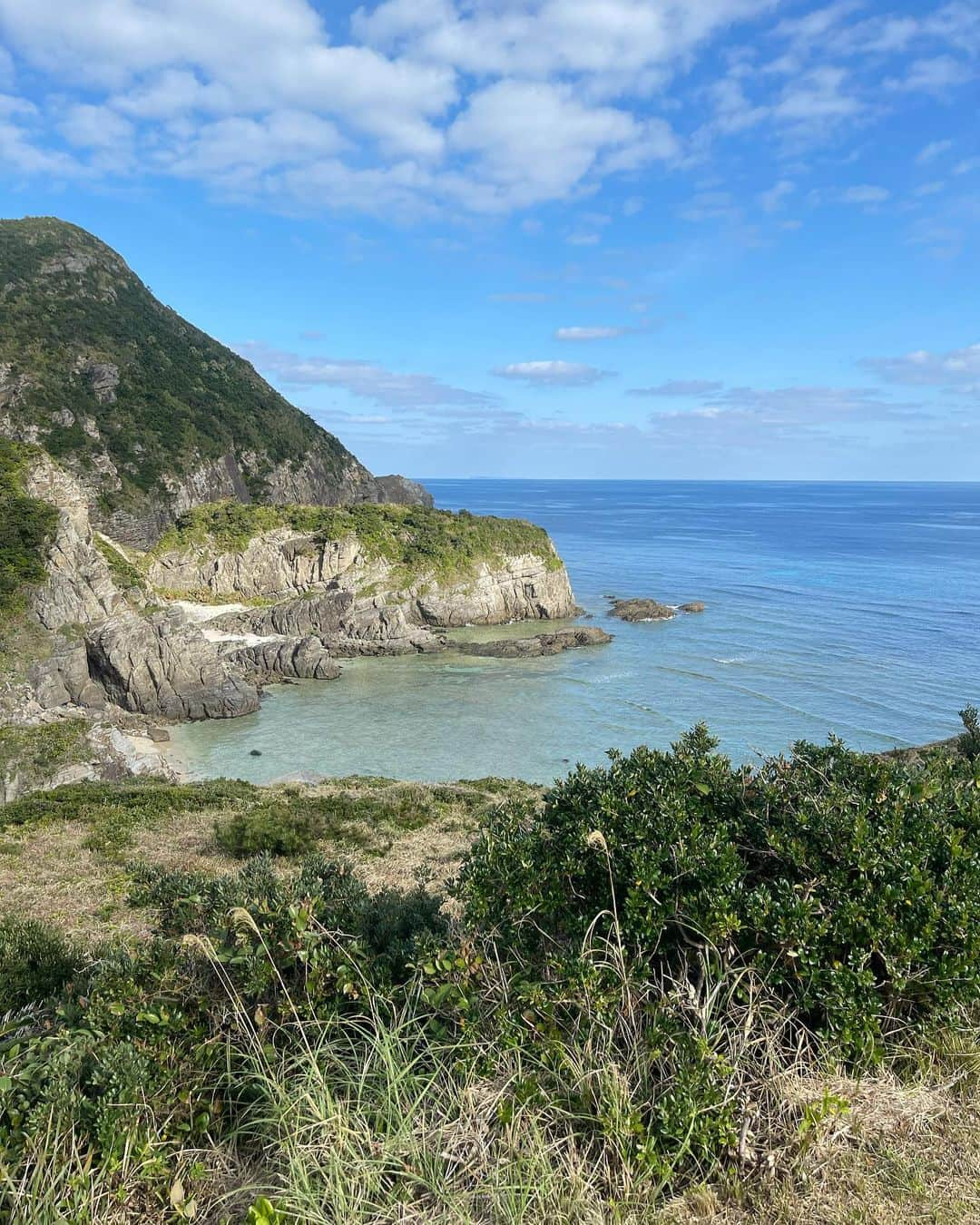 CHERIさんのインスタグラム写真 - (CHERIInstagram)「TOHMA Beach ,ZAMAMI🏝  ✨ Literally, energy charged.  透き通っていて綺麗だった🥰♥️  1,2枚目: #唐馬ビーチ  座間味の隠れ家的ビーチで、人ひとりおらず、ただただ透き通っておりました🌊  3,4枚目: #チシ展望台  5,6枚目: #女瀬の崎展望台  👗🖤 @honeyant.shop  🕶💙 @chanelofficial   #座間味#唐馬#唐馬ビーチ #honeyant#blackdress#zamamiisland#zamami#okinawaexperience」2月22日 19時21分 - hi_cherish.gram