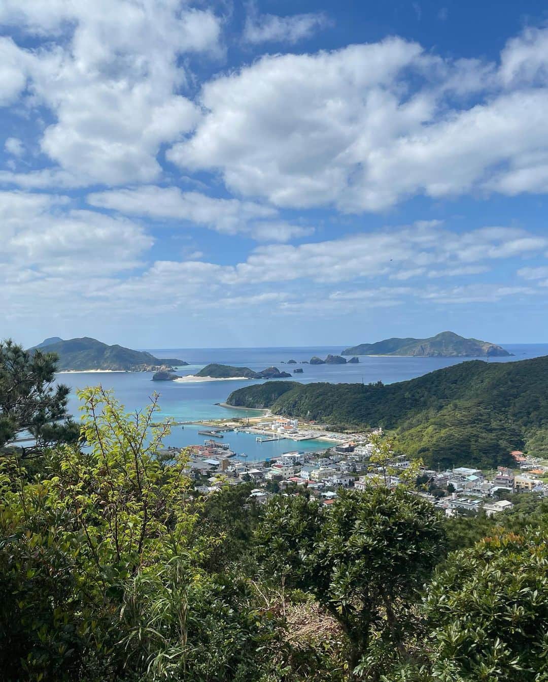 CHERIさんのインスタグラム写真 - (CHERIInstagram)「TOHMA Beach ,ZAMAMI🏝  ✨ Literally, energy charged.  透き通っていて綺麗だった🥰♥️  1,2枚目: #唐馬ビーチ  座間味の隠れ家的ビーチで、人ひとりおらず、ただただ透き通っておりました🌊  3,4枚目: #チシ展望台  5,6枚目: #女瀬の崎展望台  👗🖤 @honeyant.shop  🕶💙 @chanelofficial   #座間味#唐馬#唐馬ビーチ #honeyant#blackdress#zamamiisland#zamami#okinawaexperience」2月22日 19時21分 - hi_cherish.gram