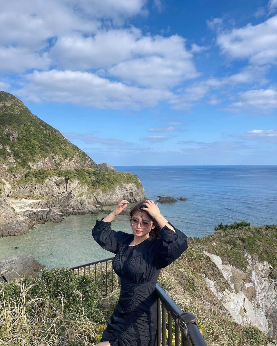 CHERIさんのインスタグラム写真 - (CHERIInstagram)「TOHMA Beach ,ZAMAMI🏝  ✨ Literally, energy charged.  透き通っていて綺麗だった🥰♥️  1,2枚目: #唐馬ビーチ  座間味の隠れ家的ビーチで、人ひとりおらず、ただただ透き通っておりました🌊  3,4枚目: #チシ展望台  5,6枚目: #女瀬の崎展望台  👗🖤 @honeyant.shop  🕶💙 @chanelofficial   #座間味#唐馬#唐馬ビーチ #honeyant#blackdress#zamamiisland#zamami#okinawaexperience」2月22日 19時21分 - hi_cherish.gram