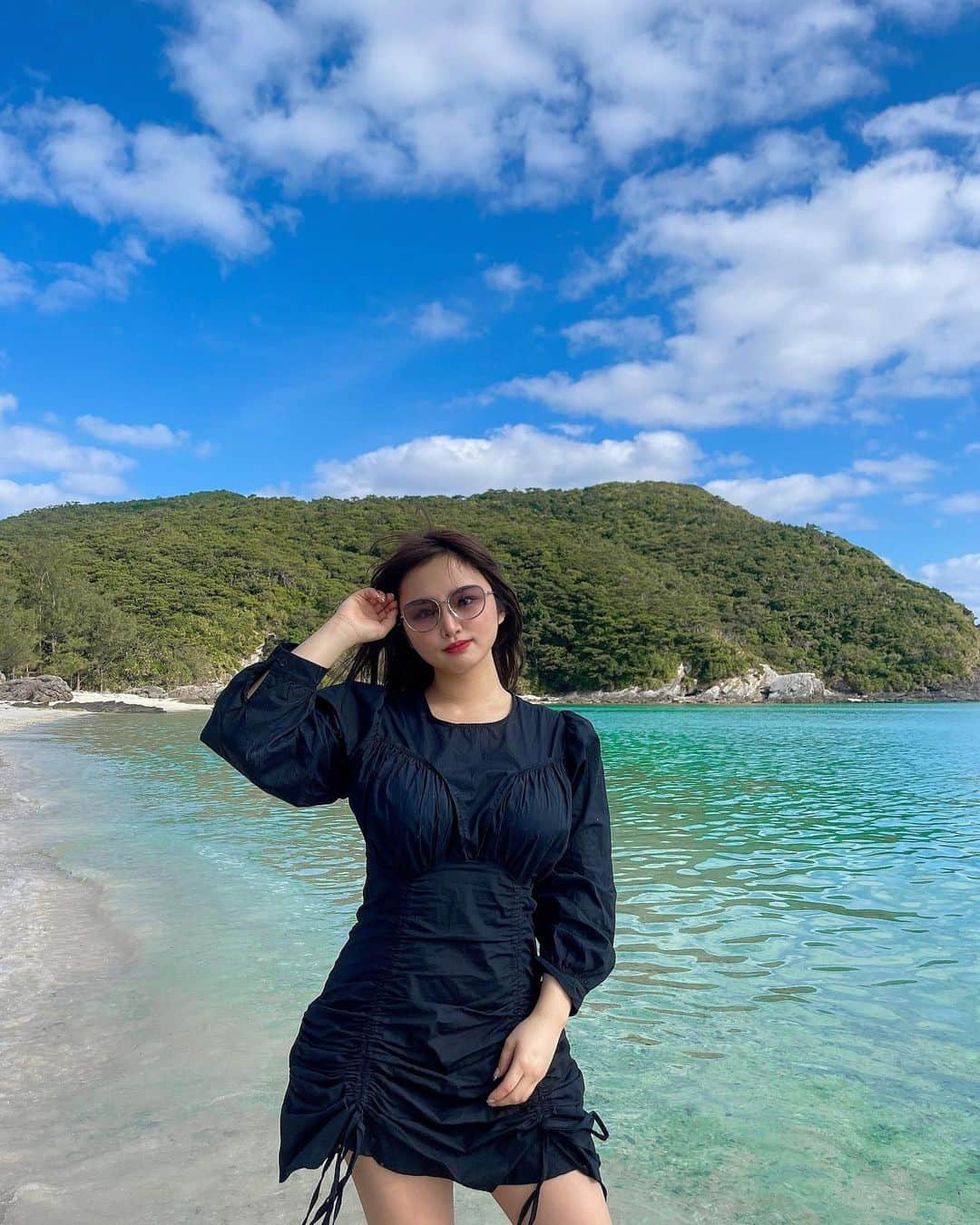 CHERIさんのインスタグラム写真 - (CHERIInstagram)「TOHMA Beach ,ZAMAMI🏝  ✨ Literally, energy charged.  透き通っていて綺麗だった🥰♥️  1,2枚目: #唐馬ビーチ  座間味の隠れ家的ビーチで、人ひとりおらず、ただただ透き通っておりました🌊  3,4枚目: #チシ展望台  5,6枚目: #女瀬の崎展望台  👗🖤 @honeyant.shop  🕶💙 @chanelofficial   #座間味#唐馬#唐馬ビーチ #honeyant#blackdress#zamamiisland#zamami#okinawaexperience」2月22日 19時21分 - hi_cherish.gram