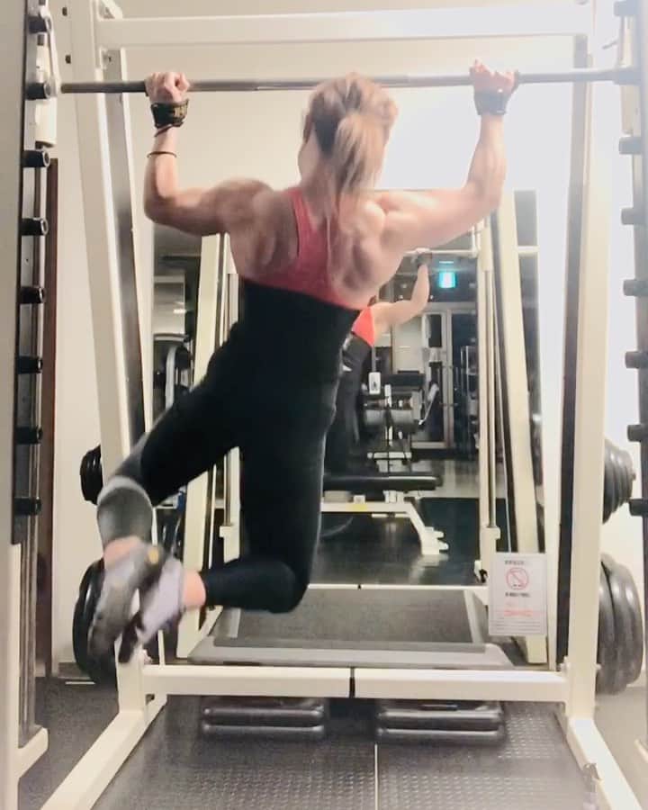 のインスタグラム：「#チンニング お気に入りの3パターン😸  #チンニング女子  #ifbb #ifbbpro #ifbbelitepro  #ifbbfigure  #bodyfitness #fitness #figure  #gym #gymgirl #gymmotivation #training  #trainingmotivation #workout #workoutmotivation #筋トレ #筋トレ女子 #トレーニング #ジム #フィットネス #フィットネス女子 #フィットネスモデル #フィットネスジム #ジム #エフクラス  #f_class #ファインラボ #サプリメント #fatgripz  #ファットグリップ」
