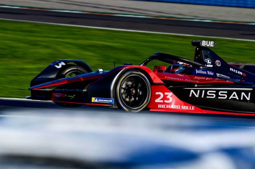 セバスチャン・ブエミのインスタグラム：「It’s finally race week again ! ⚡️ I'm looking forward to racing my car in Diriyah! We race at night for the first time in #FormulaE and it's great to be off racing again with @nismo @nissanedams for this new season !」