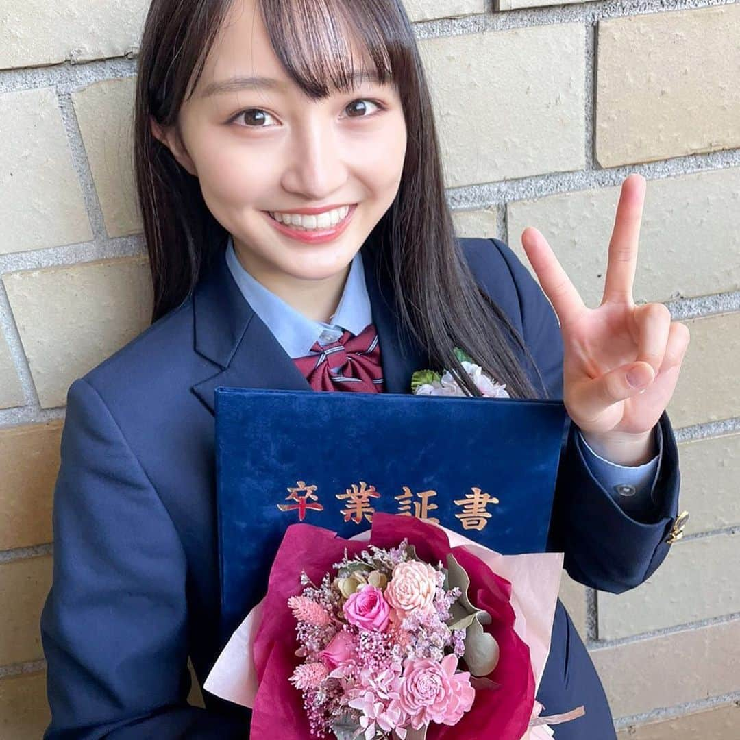 山本彩加のインスタグラム：「﻿ ﻿ 高等学校を卒業しました🎓🌸﻿ ﻿ 高校3年間、本当に充実していて﻿ 最後の一年はこのような状況でオンライン授業になったり、行事がなかったりと思うような学生生活ではなかったですが、本当に楽しかったです！！！！！！﻿ ﻿ ﻿ 私がNMB48の活動と学業を両立することができたのは﻿ 近くで支えてくれた家族。スタッフの皆さん。﻿ そして学校の先生方の協力のおかげです。﻿ 本当にたくさんご迷惑をおかけしましたが、ありがとうございました🙇‍♀️✨﻿ ﻿ ﻿ 友達にも恵まれ、素敵な3年間を送ることができました！！﻿ JKじゃなくなるのは寂しいけど、これからは看護学生として精一杯頑張りますっ！！！！！！﻿ ﻿ #高校卒業 #卒業式 #JK」