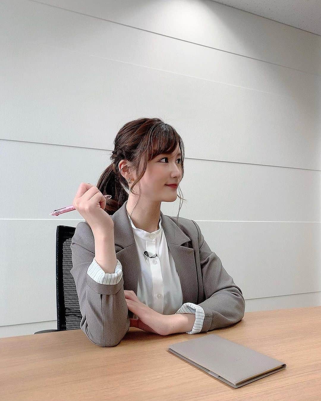 古賀文沙のインスタグラム：「・ ・ ・  昨日放送だった サンテレビ　アサスマ 珍しくジャケットスタイルでした  今日は花粉がしんどいね🥲🌸  ・ ・ ・  #サンテレビ  #アサスマ」