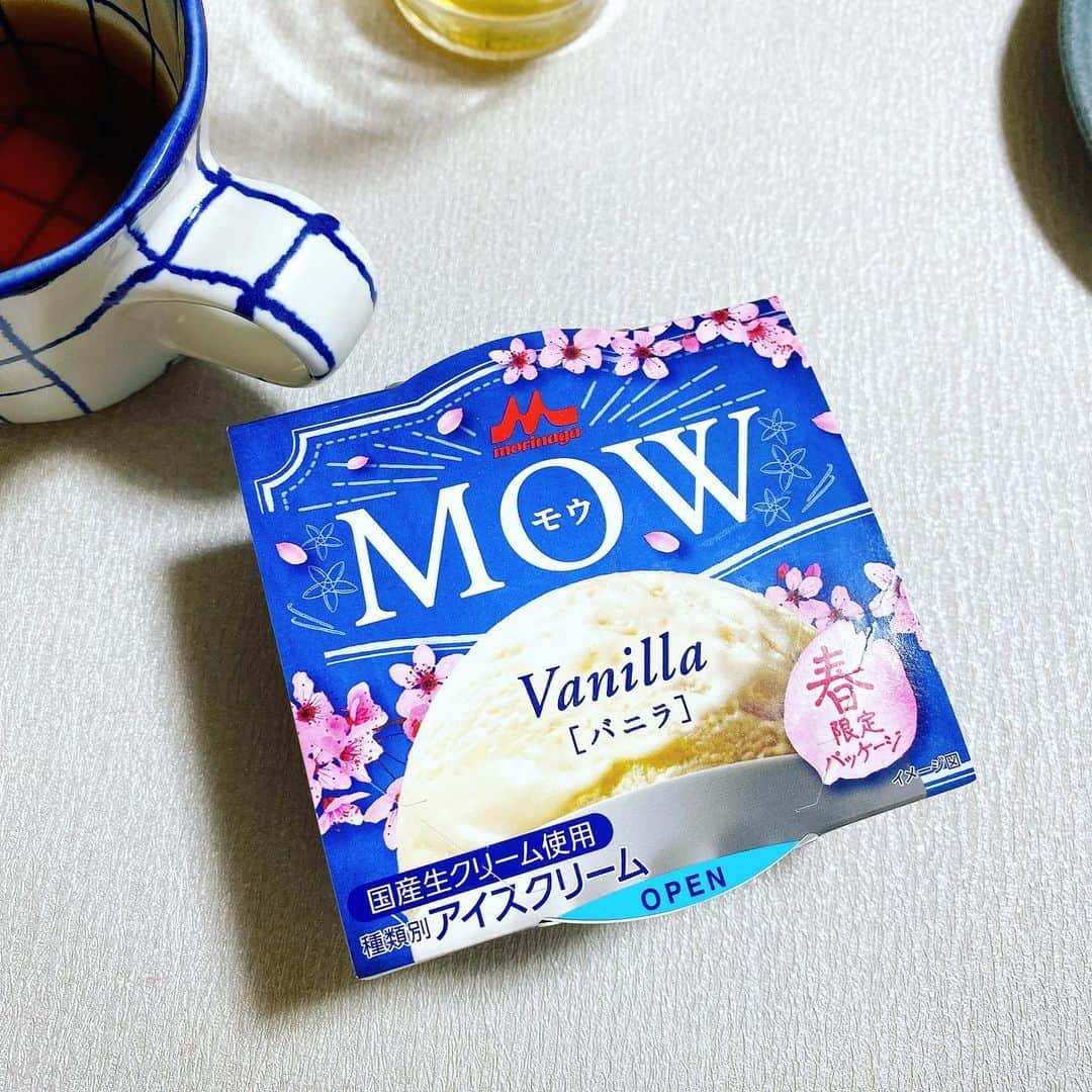 前田玲奈のインスタグラム：「#mow #vanila #morinaga 春パッケージ☺️桜咲いてる〜🌸 チーズケーキと合わせて食べました☺️癖がなく寄り添ってくれてありがたい美味しさ。  あとシュクメルリ作った 食べたことないので正解がわからないのさ #アイ活 #icecream #アイスフェアリー #コンビニアイス」