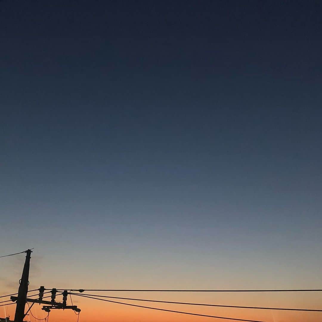 川添りなのインスタグラム：「今日の夕日綺麗すぎましたね。🌇  #写真撮ってる人と繋がりたい  #写真好きな人と繋がりたい #空 #写真 #綺麗 #景色 #夕日が綺麗  #instagood #instapic  #instalike #instagram  #picture #beautiful #settingsun #night #sora #blue #orange」