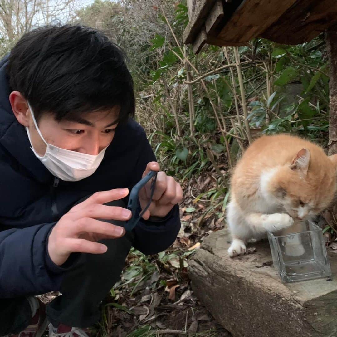 須藤誠人さんのインスタグラム写真 - (須藤誠人Instagram)「先日、ロケで出会った猫🐈 きょうが猫の日だと知って ちゃっかり投稿です。 可愛すぎて写真を撮ってるところを撮られているところも添えておきます☺️ でも…最後の写真…目が鋭い…  #猫の日 #ネコ #猫 #ツンデレ」2月22日 19時26分 - satv_makoto_sudo