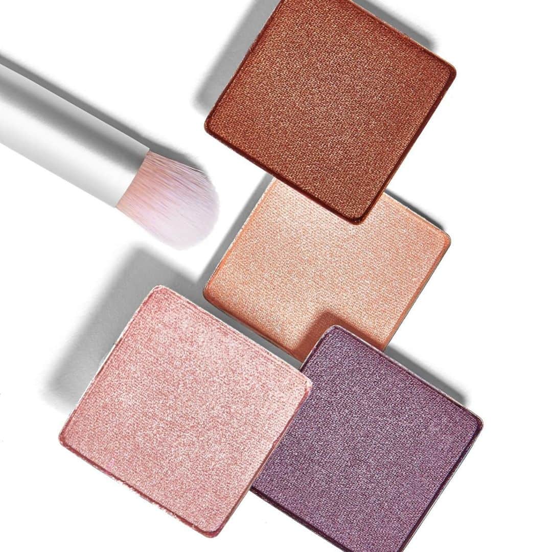 rms beautyのインスタグラム：「. 2.17 WED 数量限定発売 フォーエバー アイシャドウクワッド好評発売中です。  それぞれのカラー名は、ローズ・マリーが人生の大部分を共に過ごした、愛犬たちの名前から。愛犬たちへの永遠の愛でカラーを表現しています。  上から、 ペニー:洗練された上質な煌めきを秘めるゴールドブロンズ マリーン:やわらかな光彩を宿す上品なシャンパンカラー クレイトン(右下):繊細な光沢感がエレガントなディープパープル フランキー(左下):揺らめく輝きで魅了する淡いピンクのベルベットグレー」
