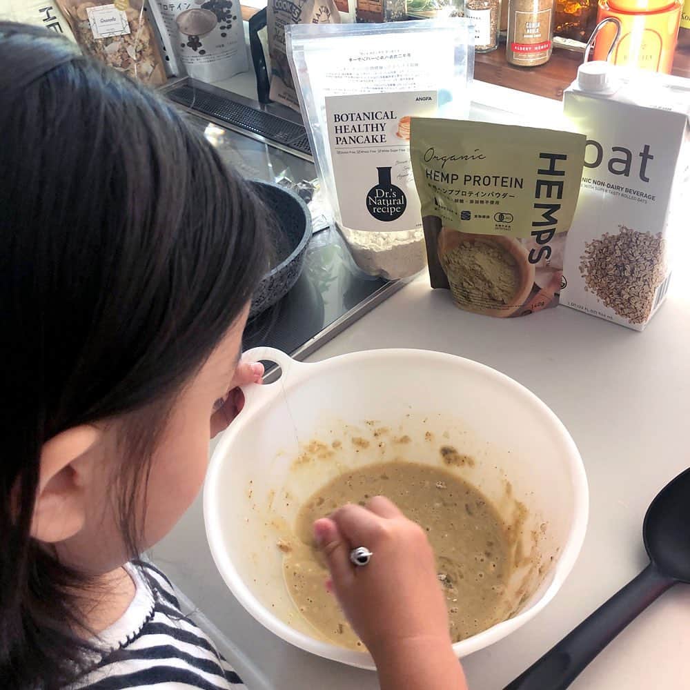 ドクターズナチュラルレシピさんのインスタグラム写真 - (ドクターズナチュラルレシピInstagram)「More Natural. ココロとカラダのために、できること。 さまざまなフィールドで輝くウェルネスの達人たちに、健やかな毎日を送り心身を美しく整えるための「秘訣」を自由に語っていただくスペシャルコンテンツ。第４回にお迎えしたのは、起業家として活躍し１児のママでもある秋定麻紀(@makiakisada)さんです。 ＊ 「便利でラクなものも良いけれど、どこまでそれに頼るか。特に食は自己投資で、良いも悪いも将来自分の身体に必ず返ってくるものだから。」秋定麻紀さん ＊ 全文は、WEBサイトでご確認いただけます。アカウントTOPのハイライトよりご確認ください。 ＊ 【忙しい毎日の中でも続けられる朝と夜の小さな習慣。】 　小さい頃から自分のカラダの変化は敏感に感じ取るタイプでした。今はウェルネス関連のブランディングをしたり、アーユルヴェーダサロンを経営したりと「より健やかに生きるには？」ということを日々考えています。とはいえ、わが家は３歳の娘と仔犬がいるので、バタバタと慌ただしい毎日。それでも、続けている朝と夜の習慣があります。 　ひとつは、朝起きてすぐにコップ一杯の白湯を飲むこと。植物に水をあげるように、朝の身体にも水やりをする感覚です。寝起きにいきなり冷たい水を流し込むと内臓がびっくりしてしまうので、体温よりも少し高めの白湯でゆっくりとカラダを目覚めさせます。 　もうひとつは、夜お風呂上がりにする両足の指のマッサージ。カラダの末端にある指先は循環が悪くなりやすい部位なので、1日の終わりに丁寧にほぐしてあげます。娘にも「家族指マッサージするよ〜」と言って、お父さん指から赤ちゃん指まで、１本ずつマッサージしてあげるんですが、これがなんだか楽しくて、ふたりで笑ってしまうことも。親子のいいスキンシップにもなるし、血のめぐりがよくなってリラックスできるので眠りの質も良くなるんです。 　良い睡眠をとることは、健やかに生きるために大事なこと。わが家では夜ごはんを食べ終わったらリビングの電気を落としてキャンドルを灯し、子供と一緒にのんびり過ごします。スマホは寝室には持っていかないのもこだわり。ストイックに思われるかもしれませんが、これがとにかく心地よくて。大人も子供も、本当によく眠れるんです。 ＊ 【自分の体験を発信することで誰かの役に立てればうれしい。】 　うちでは毎日のごはんは和食が中心。というのも1年ほど前から私はグルテンフリー生活を送っているからなんです。きっかけは口の周りにできた吹き出物。なかなか治らないので、カラダの内側から改善できないかと皮膚科で血液検査を受けてみたところ、小麦アレルギーであることが判明しました。遅延型なので自覚症状はほとんどありませんでしたが、試しに小麦の摂取を２ヶ月間やめてみると、体調がびっくりするくらい良くなったんです。朝なかなか起きられない、だるい、眠い、イライラするといった体調不良がなくなって、髪の毛にもコシが出てきたし、吹き出物も出なくなりました。 　小麦アレルギーだとわかった時は「何を食べて生きていけばいいの!?」とパニックになったけれど、主食をお米にしてそれを続けて行くうちに、パンや麺を食べたいと思う気持ちが薄らいでいったんです。そこから食生活を見直して、タンパク質も動物性から植物性をメインに切り替えました。 　今はグルテンフリーパスタや米粉パンもあるし、植物性ミルクもあります。たくさんの選択肢の中からいろいろ試して、失敗も含め自分が体感したことを素直にインスタで発信することにしています。それが少しでも誰かの役に立てればうれしいです。 ＊ 【子どもの成長を見守っていきたいからこそ、自分の心身をいたわる。】 　好みは人それぞれなので、周りにグルテンフリーを強く勧めることはありませんが、家族は自然と和食好きになっていますね。無農薬のお米、野菜たっぷりの味噌汁、新鮮なお魚があれば、栄養バランスもいいし、お腹も心も満たされる。素材がよければシンプルな料理でもおいしいから、意外と作る手間もかからないんです。娘も物心ついた時から和食中心の食卓なので、「ねこまんま最高！」って言ってご飯と味噌汁をパクパク食べています 笑 　「便利の着地点」ってどこなんだろうって、最近すごく考えていて。特に食べることでは、便利でラクなものを選んでも良い結果を導くとは限らない。食は自己投資です。将来自分の身体に必ず返ってきますから。 　ただ、子育てや仕事をしながら生活のすべてをホリスティックに、エシカルに、というのはなかなか難しいので、臨機応援にやっていこうと思っています。食生活はなるべく自然に沿うようにしつつ、ボディメイクやエイジングケアは専門家に託したり、テクノロジーにも頼ったりして、無理なく楽しく歳を重ねていけたら、と。子どもの成長をいつまでも優しく見守っていきたいと思うからこそ、自分自身をちゃんといたわって、ココロもカラダも健やかであり続けたいですね。 ＊ あきさだまき／15歳からティーン雑誌の読者モデルとして活躍し、アパレル企業を経て起業。ウェルネス関連のPR、ブランディングディレクションを手がけるほか、セラピストの姉とともにアーユルヴェーダサロン「ENISHI」を経営。4歳の娘を持つママとして子育てにも奮闘中。」2月22日 19時28分 - dr.s_natural_recipe