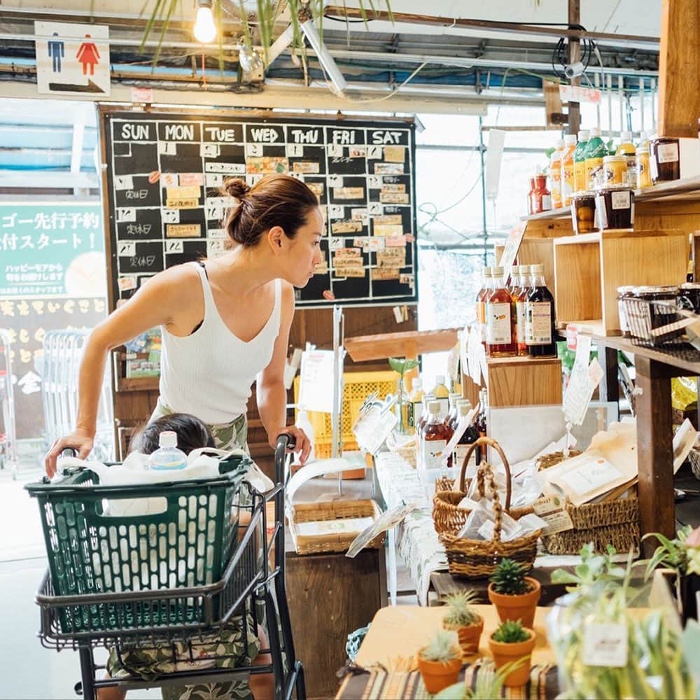 ドクターズナチュラルレシピさんのインスタグラム写真 - (ドクターズナチュラルレシピInstagram)「More Natural. ココロとカラダのために、できること。 さまざまなフィールドで輝くウェルネスの達人たちに、健やかな毎日を送り心身を美しく整えるための「秘訣」を自由に語っていただくスペシャルコンテンツ。第４回にお迎えしたのは、起業家として活躍し１児のママでもある秋定麻紀(@makiakisada)さんです。 ＊ 「便利でラクなものも良いけれど、どこまでそれに頼るか。特に食は自己投資で、良いも悪いも将来自分の身体に必ず返ってくるものだから。」秋定麻紀さん ＊ 全文は、WEBサイトでご確認いただけます。アカウントTOPのハイライトよりご確認ください。 ＊ 【忙しい毎日の中でも続けられる朝と夜の小さな習慣。】 　小さい頃から自分のカラダの変化は敏感に感じ取るタイプでした。今はウェルネス関連のブランディングをしたり、アーユルヴェーダサロンを経営したりと「より健やかに生きるには？」ということを日々考えています。とはいえ、わが家は３歳の娘と仔犬がいるので、バタバタと慌ただしい毎日。それでも、続けている朝と夜の習慣があります。 　ひとつは、朝起きてすぐにコップ一杯の白湯を飲むこと。植物に水をあげるように、朝の身体にも水やりをする感覚です。寝起きにいきなり冷たい水を流し込むと内臓がびっくりしてしまうので、体温よりも少し高めの白湯でゆっくりとカラダを目覚めさせます。 　もうひとつは、夜お風呂上がりにする両足の指のマッサージ。カラダの末端にある指先は循環が悪くなりやすい部位なので、1日の終わりに丁寧にほぐしてあげます。娘にも「家族指マッサージするよ〜」と言って、お父さん指から赤ちゃん指まで、１本ずつマッサージしてあげるんですが、これがなんだか楽しくて、ふたりで笑ってしまうことも。親子のいいスキンシップにもなるし、血のめぐりがよくなってリラックスできるので眠りの質も良くなるんです。 　良い睡眠をとることは、健やかに生きるために大事なこと。わが家では夜ごはんを食べ終わったらリビングの電気を落としてキャンドルを灯し、子供と一緒にのんびり過ごします。スマホは寝室には持っていかないのもこだわり。ストイックに思われるかもしれませんが、これがとにかく心地よくて。大人も子供も、本当によく眠れるんです。 ＊ 【自分の体験を発信することで誰かの役に立てればうれしい。】 　うちでは毎日のごはんは和食が中心。というのも1年ほど前から私はグルテンフリー生活を送っているからなんです。きっかけは口の周りにできた吹き出物。なかなか治らないので、カラダの内側から改善できないかと皮膚科で血液検査を受けてみたところ、小麦アレルギーであることが判明しました。遅延型なので自覚症状はほとんどありませんでしたが、試しに小麦の摂取を２ヶ月間やめてみると、体調がびっくりするくらい良くなったんです。朝なかなか起きられない、だるい、眠い、イライラするといった体調不良がなくなって、髪の毛にもコシが出てきたし、吹き出物も出なくなりました。 　小麦アレルギーだとわかった時は「何を食べて生きていけばいいの!?」とパニックになったけれど、主食をお米にしてそれを続けて行くうちに、パンや麺を食べたいと思う気持ちが薄らいでいったんです。そこから食生活を見直して、タンパク質も動物性から植物性をメインに切り替えました。 　今はグルテンフリーパスタや米粉パンもあるし、植物性ミルクもあります。たくさんの選択肢の中からいろいろ試して、失敗も含め自分が体感したことを素直にインスタで発信することにしています。それが少しでも誰かの役に立てればうれしいです。 ＊ 【子どもの成長を見守っていきたいからこそ、自分の心身をいたわる。】 　好みは人それぞれなので、周りにグルテンフリーを強く勧めることはありませんが、家族は自然と和食好きになっていますね。無農薬のお米、野菜たっぷりの味噌汁、新鮮なお魚があれば、栄養バランスもいいし、お腹も心も満たされる。素材がよければシンプルな料理でもおいしいから、意外と作る手間もかからないんです。娘も物心ついた時から和食中心の食卓なので、「ねこまんま最高！」って言ってご飯と味噌汁をパクパク食べています 笑 　「便利の着地点」ってどこなんだろうって、最近すごく考えていて。特に食べることでは、便利でラクなものを選んでも良い結果を導くとは限らない。食は自己投資です。将来自分の身体に必ず返ってきますから。 　ただ、子育てや仕事をしながら生活のすべてをホリスティックに、エシカルに、というのはなかなか難しいので、臨機応援にやっていこうと思っています。食生活はなるべく自然に沿うようにしつつ、ボディメイクやエイジングケアは専門家に託したり、テクノロジーにも頼ったりして、無理なく楽しく歳を重ねていけたら、と。子どもの成長をいつまでも優しく見守っていきたいと思うからこそ、自分自身をちゃんといたわって、ココロもカラダも健やかであり続けたいですね。 ＊ あきさだまき／15歳からティーン雑誌の読者モデルとして活躍し、アパレル企業を経て起業。ウェルネス関連のPR、ブランディングディレクションを手がけるほか、セラピストの姉とともにアーユルヴェーダサロン「ENISHI」を経営。4歳の娘を持つママとして子育てにも奮闘中。」2月22日 19時28分 - dr.s_natural_recipe