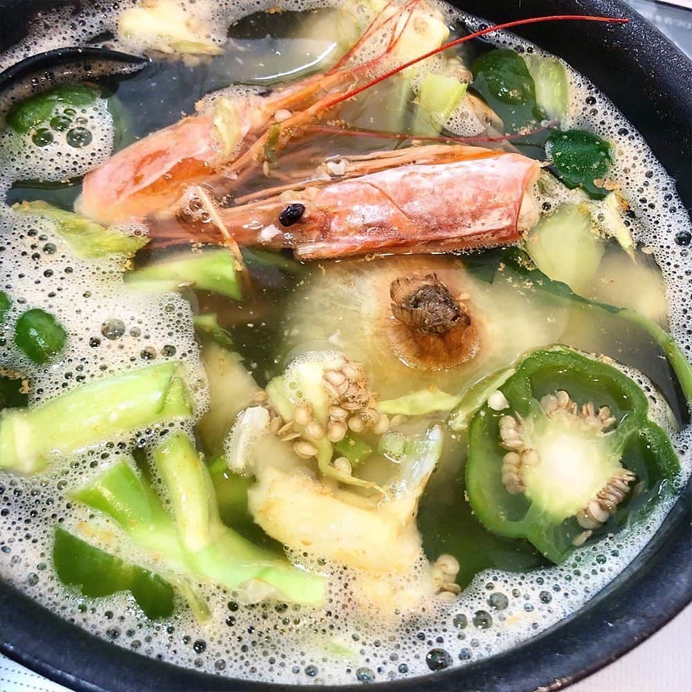 ドクターズナチュラルレシピさんのインスタグラム写真 - (ドクターズナチュラルレシピInstagram)「More Natural. ココロとカラダのために、できること。 さまざまなフィールドで輝くウェルネスの達人たちに、健やかな毎日を送り心身を美しく整えるための「秘訣」を自由に語っていただくスペシャルコンテンツ。第４回にお迎えしたのは、起業家として活躍し１児のママでもある秋定麻紀(@makiakisada)さんです。 ＊ 「便利でラクなものも良いけれど、どこまでそれに頼るか。特に食は自己投資で、良いも悪いも将来自分の身体に必ず返ってくるものだから。」秋定麻紀さん ＊ 全文は、WEBサイトでご確認いただけます。アカウントTOPのハイライトよりご確認ください。 ＊ 【忙しい毎日の中でも続けられる朝と夜の小さな習慣。】 　小さい頃から自分のカラダの変化は敏感に感じ取るタイプでした。今はウェルネス関連のブランディングをしたり、アーユルヴェーダサロンを経営したりと「より健やかに生きるには？」ということを日々考えています。とはいえ、わが家は３歳の娘と仔犬がいるので、バタバタと慌ただしい毎日。それでも、続けている朝と夜の習慣があります。 　ひとつは、朝起きてすぐにコップ一杯の白湯を飲むこと。植物に水をあげるように、朝の身体にも水やりをする感覚です。寝起きにいきなり冷たい水を流し込むと内臓がびっくりしてしまうので、体温よりも少し高めの白湯でゆっくりとカラダを目覚めさせます。 　もうひとつは、夜お風呂上がりにする両足の指のマッサージ。カラダの末端にある指先は循環が悪くなりやすい部位なので、1日の終わりに丁寧にほぐしてあげます。娘にも「家族指マッサージするよ〜」と言って、お父さん指から赤ちゃん指まで、１本ずつマッサージしてあげるんですが、これがなんだか楽しくて、ふたりで笑ってしまうことも。親子のいいスキンシップにもなるし、血のめぐりがよくなってリラックスできるので眠りの質も良くなるんです。 　良い睡眠をとることは、健やかに生きるために大事なこと。わが家では夜ごはんを食べ終わったらリビングの電気を落としてキャンドルを灯し、子供と一緒にのんびり過ごします。スマホは寝室には持っていかないのもこだわり。ストイックに思われるかもしれませんが、これがとにかく心地よくて。大人も子供も、本当によく眠れるんです。 ＊ 【自分の体験を発信することで誰かの役に立てればうれしい。】 　うちでは毎日のごはんは和食が中心。というのも1年ほど前から私はグルテンフリー生活を送っているからなんです。きっかけは口の周りにできた吹き出物。なかなか治らないので、カラダの内側から改善できないかと皮膚科で血液検査を受けてみたところ、小麦アレルギーであることが判明しました。遅延型なので自覚症状はほとんどありませんでしたが、試しに小麦の摂取を２ヶ月間やめてみると、体調がびっくりするくらい良くなったんです。朝なかなか起きられない、だるい、眠い、イライラするといった体調不良がなくなって、髪の毛にもコシが出てきたし、吹き出物も出なくなりました。 　小麦アレルギーだとわかった時は「何を食べて生きていけばいいの!?」とパニックになったけれど、主食をお米にしてそれを続けて行くうちに、パンや麺を食べたいと思う気持ちが薄らいでいったんです。そこから食生活を見直して、タンパク質も動物性から植物性をメインに切り替えました。 　今はグルテンフリーパスタや米粉パンもあるし、植物性ミルクもあります。たくさんの選択肢の中からいろいろ試して、失敗も含め自分が体感したことを素直にインスタで発信することにしています。それが少しでも誰かの役に立てればうれしいです。 ＊ 【子どもの成長を見守っていきたいからこそ、自分の心身をいたわる。】 　好みは人それぞれなので、周りにグルテンフリーを強く勧めることはありませんが、家族は自然と和食好きになっていますね。無農薬のお米、野菜たっぷりの味噌汁、新鮮なお魚があれば、栄養バランスもいいし、お腹も心も満たされる。素材がよければシンプルな料理でもおいしいから、意外と作る手間もかからないんです。娘も物心ついた時から和食中心の食卓なので、「ねこまんま最高！」って言ってご飯と味噌汁をパクパク食べています 笑 　「便利の着地点」ってどこなんだろうって、最近すごく考えていて。特に食べることでは、便利でラクなものを選んでも良い結果を導くとは限らない。食は自己投資です。将来自分の身体に必ず返ってきますから。 　ただ、子育てや仕事をしながら生活のすべてをホリスティックに、エシカルに、というのはなかなか難しいので、臨機応援にやっていこうと思っています。食生活はなるべく自然に沿うようにしつつ、ボディメイクやエイジングケアは専門家に託したり、テクノロジーにも頼ったりして、無理なく楽しく歳を重ねていけたら、と。子どもの成長をいつまでも優しく見守っていきたいと思うからこそ、自分自身をちゃんといたわって、ココロもカラダも健やかであり続けたいですね。 ＊ あきさだまき／15歳からティーン雑誌の読者モデルとして活躍し、アパレル企業を経て起業。ウェルネス関連のPR、ブランディングディレクションを手がけるほか、セラピストの姉とともにアーユルヴェーダサロン「ENISHI」を経営。4歳の娘を持つママとして子育てにも奮闘中。」2月22日 19時28分 - dr.s_natural_recipe
