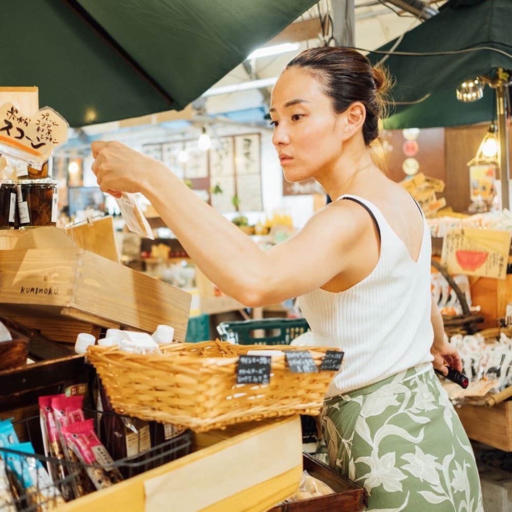 ドクターズナチュラルレシピさんのインスタグラム写真 - (ドクターズナチュラルレシピInstagram)「More Natural. ココロとカラダのために、できること。 さまざまなフィールドで輝くウェルネスの達人たちに、健やかな毎日を送り心身を美しく整えるための「秘訣」を自由に語っていただくスペシャルコンテンツ。第４回にお迎えしたのは、起業家として活躍し１児のママでもある秋定麻紀(@makiakisada)さんです。 ＊ 「便利でラクなものも良いけれど、どこまでそれに頼るか。特に食は自己投資で、良いも悪いも将来自分の身体に必ず返ってくるものだから。」秋定麻紀さん ＊ 全文は、WEBサイトでご確認いただけます。アカウントTOPのハイライトよりご確認ください。 ＊ 【忙しい毎日の中でも続けられる朝と夜の小さな習慣。】 　小さい頃から自分のカラダの変化は敏感に感じ取るタイプでした。今はウェルネス関連のブランディングをしたり、アーユルヴェーダサロンを経営したりと「より健やかに生きるには？」ということを日々考えています。とはいえ、わが家は３歳の娘と仔犬がいるので、バタバタと慌ただしい毎日。それでも、続けている朝と夜の習慣があります。 　ひとつは、朝起きてすぐにコップ一杯の白湯を飲むこと。植物に水をあげるように、朝の身体にも水やりをする感覚です。寝起きにいきなり冷たい水を流し込むと内臓がびっくりしてしまうので、体温よりも少し高めの白湯でゆっくりとカラダを目覚めさせます。 　もうひとつは、夜お風呂上がりにする両足の指のマッサージ。カラダの末端にある指先は循環が悪くなりやすい部位なので、1日の終わりに丁寧にほぐしてあげます。娘にも「家族指マッサージするよ〜」と言って、お父さん指から赤ちゃん指まで、１本ずつマッサージしてあげるんですが、これがなんだか楽しくて、ふたりで笑ってしまうことも。親子のいいスキンシップにもなるし、血のめぐりがよくなってリラックスできるので眠りの質も良くなるんです。 　良い睡眠をとることは、健やかに生きるために大事なこと。わが家では夜ごはんを食べ終わったらリビングの電気を落としてキャンドルを灯し、子供と一緒にのんびり過ごします。スマホは寝室には持っていかないのもこだわり。ストイックに思われるかもしれませんが、これがとにかく心地よくて。大人も子供も、本当によく眠れるんです。 ＊ 【自分の体験を発信することで誰かの役に立てればうれしい。】 　うちでは毎日のごはんは和食が中心。というのも1年ほど前から私はグルテンフリー生活を送っているからなんです。きっかけは口の周りにできた吹き出物。なかなか治らないので、カラダの内側から改善できないかと皮膚科で血液検査を受けてみたところ、小麦アレルギーであることが判明しました。遅延型なので自覚症状はほとんどありませんでしたが、試しに小麦の摂取を２ヶ月間やめてみると、体調がびっくりするくらい良くなったんです。朝なかなか起きられない、だるい、眠い、イライラするといった体調不良がなくなって、髪の毛にもコシが出てきたし、吹き出物も出なくなりました。 　小麦アレルギーだとわかった時は「何を食べて生きていけばいいの!?」とパニックになったけれど、主食をお米にしてそれを続けて行くうちに、パンや麺を食べたいと思う気持ちが薄らいでいったんです。そこから食生活を見直して、タンパク質も動物性から植物性をメインに切り替えました。 　今はグルテンフリーパスタや米粉パンもあるし、植物性ミルクもあります。たくさんの選択肢の中からいろいろ試して、失敗も含め自分が体感したことを素直にインスタで発信することにしています。それが少しでも誰かの役に立てればうれしいです。 ＊ 【子どもの成長を見守っていきたいからこそ、自分の心身をいたわる。】 　好みは人それぞれなので、周りにグルテンフリーを強く勧めることはありませんが、家族は自然と和食好きになっていますね。無農薬のお米、野菜たっぷりの味噌汁、新鮮なお魚があれば、栄養バランスもいいし、お腹も心も満たされる。素材がよければシンプルな料理でもおいしいから、意外と作る手間もかからないんです。娘も物心ついた時から和食中心の食卓なので、「ねこまんま最高！」って言ってご飯と味噌汁をパクパク食べています 笑 　「便利の着地点」ってどこなんだろうって、最近すごく考えていて。特に食べることでは、便利でラクなものを選んでも良い結果を導くとは限らない。食は自己投資です。将来自分の身体に必ず返ってきますから。 　ただ、子育てや仕事をしながら生活のすべてをホリスティックに、エシカルに、というのはなかなか難しいので、臨機応援にやっていこうと思っています。食生活はなるべく自然に沿うようにしつつ、ボディメイクやエイジングケアは専門家に託したり、テクノロジーにも頼ったりして、無理なく楽しく歳を重ねていけたら、と。子どもの成長をいつまでも優しく見守っていきたいと思うからこそ、自分自身をちゃんといたわって、ココロもカラダも健やかであり続けたいですね。 ＊ あきさだまき／15歳からティーン雑誌の読者モデルとして活躍し、アパレル企業を経て起業。ウェルネス関連のPR、ブランディングディレクションを手がけるほか、セラピストの姉とともにアーユルヴェーダサロン「ENISHI」を経営。4歳の娘を持つママとして子育てにも奮闘中。」2月22日 19時28分 - dr.s_natural_recipe