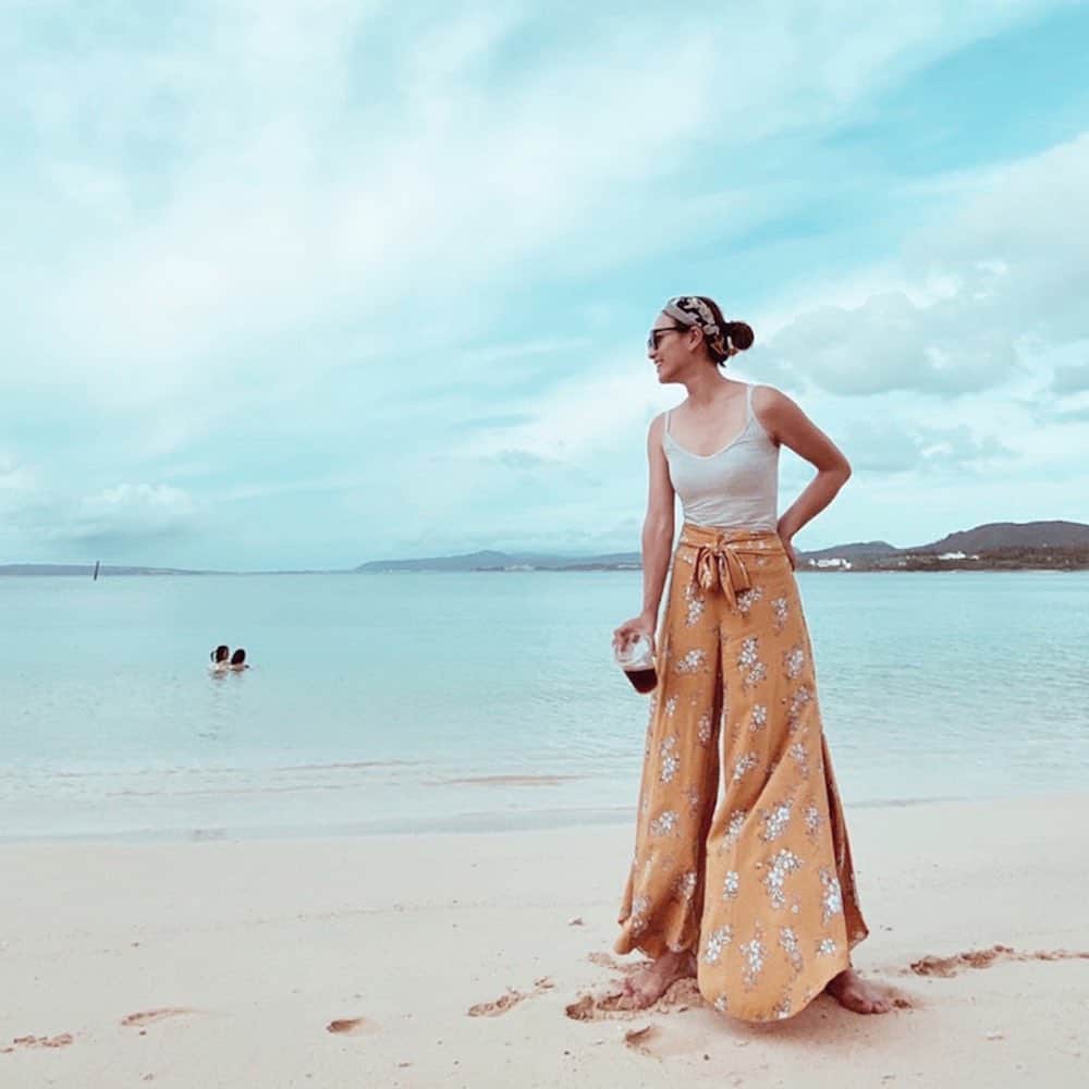 ドクターズナチュラルレシピさんのインスタグラム写真 - (ドクターズナチュラルレシピInstagram)「More Natural. ココロとカラダのために、できること。 さまざまなフィールドで輝くウェルネスの達人たちに、健やかな毎日を送り心身を美しく整えるための「秘訣」を自由に語っていただくスペシャルコンテンツ。第４回にお迎えしたのは、起業家として活躍し１児のママでもある秋定麻紀(@makiakisada)さんです。 ＊ 「便利でラクなものも良いけれど、どこまでそれに頼るか。特に食は自己投資で、良いも悪いも将来自分の身体に必ず返ってくるものだから。」秋定麻紀さん ＊ 全文は、WEBサイトでご確認いただけます。アカウントTOPのハイライトよりご確認ください。 ＊ 【忙しい毎日の中でも続けられる朝と夜の小さな習慣。】 　小さい頃から自分のカラダの変化は敏感に感じ取るタイプでした。今はウェルネス関連のブランディングをしたり、アーユルヴェーダサロンを経営したりと「より健やかに生きるには？」ということを日々考えています。とはいえ、わが家は３歳の娘と仔犬がいるので、バタバタと慌ただしい毎日。それでも、続けている朝と夜の習慣があります。 　ひとつは、朝起きてすぐにコップ一杯の白湯を飲むこと。植物に水をあげるように、朝の身体にも水やりをする感覚です。寝起きにいきなり冷たい水を流し込むと内臓がびっくりしてしまうので、体温よりも少し高めの白湯でゆっくりとカラダを目覚めさせます。 　もうひとつは、夜お風呂上がりにする両足の指のマッサージ。カラダの末端にある指先は循環が悪くなりやすい部位なので、1日の終わりに丁寧にほぐしてあげます。娘にも「家族指マッサージするよ〜」と言って、お父さん指から赤ちゃん指まで、１本ずつマッサージしてあげるんですが、これがなんだか楽しくて、ふたりで笑ってしまうことも。親子のいいスキンシップにもなるし、血のめぐりがよくなってリラックスできるので眠りの質も良くなるんです。 　良い睡眠をとることは、健やかに生きるために大事なこと。わが家では夜ごはんを食べ終わったらリビングの電気を落としてキャンドルを灯し、子供と一緒にのんびり過ごします。スマホは寝室には持っていかないのもこだわり。ストイックに思われるかもしれませんが、これがとにかく心地よくて。大人も子供も、本当によく眠れるんです。 ＊ 【自分の体験を発信することで誰かの役に立てればうれしい。】 　うちでは毎日のごはんは和食が中心。というのも1年ほど前から私はグルテンフリー生活を送っているからなんです。きっかけは口の周りにできた吹き出物。なかなか治らないので、カラダの内側から改善できないかと皮膚科で血液検査を受けてみたところ、小麦アレルギーであることが判明しました。遅延型なので自覚症状はほとんどありませんでしたが、試しに小麦の摂取を２ヶ月間やめてみると、体調がびっくりするくらい良くなったんです。朝なかなか起きられない、だるい、眠い、イライラするといった体調不良がなくなって、髪の毛にもコシが出てきたし、吹き出物も出なくなりました。 　小麦アレルギーだとわかった時は「何を食べて生きていけばいいの!?」とパニックになったけれど、主食をお米にしてそれを続けて行くうちに、パンや麺を食べたいと思う気持ちが薄らいでいったんです。そこから食生活を見直して、タンパク質も動物性から植物性をメインに切り替えました。 　今はグルテンフリーパスタや米粉パンもあるし、植物性ミルクもあります。たくさんの選択肢の中からいろいろ試して、失敗も含め自分が体感したことを素直にインスタで発信することにしています。それが少しでも誰かの役に立てればうれしいです。 ＊ 【子どもの成長を見守っていきたいからこそ、自分の心身をいたわる。】 　好みは人それぞれなので、周りにグルテンフリーを強く勧めることはありませんが、家族は自然と和食好きになっていますね。無農薬のお米、野菜たっぷりの味噌汁、新鮮なお魚があれば、栄養バランスもいいし、お腹も心も満たされる。素材がよければシンプルな料理でもおいしいから、意外と作る手間もかからないんです。娘も物心ついた時から和食中心の食卓なので、「ねこまんま最高！」って言ってご飯と味噌汁をパクパク食べています 笑 　「便利の着地点」ってどこなんだろうって、最近すごく考えていて。特に食べることでは、便利でラクなものを選んでも良い結果を導くとは限らない。食は自己投資です。将来自分の身体に必ず返ってきますから。 　ただ、子育てや仕事をしながら生活のすべてをホリスティックに、エシカルに、というのはなかなか難しいので、臨機応援にやっていこうと思っています。食生活はなるべく自然に沿うようにしつつ、ボディメイクやエイジングケアは専門家に託したり、テクノロジーにも頼ったりして、無理なく楽しく歳を重ねていけたら、と。子どもの成長をいつまでも優しく見守っていきたいと思うからこそ、自分自身をちゃんといたわって、ココロもカラダも健やかであり続けたいですね。 ＊ あきさだまき／15歳からティーン雑誌の読者モデルとして活躍し、アパレル企業を経て起業。ウェルネス関連のPR、ブランディングディレクションを手がけるほか、セラピストの姉とともにアーユルヴェーダサロン「ENISHI」を経営。4歳の娘を持つママとして子育てにも奮闘中。」2月22日 19時28分 - dr.s_natural_recipe