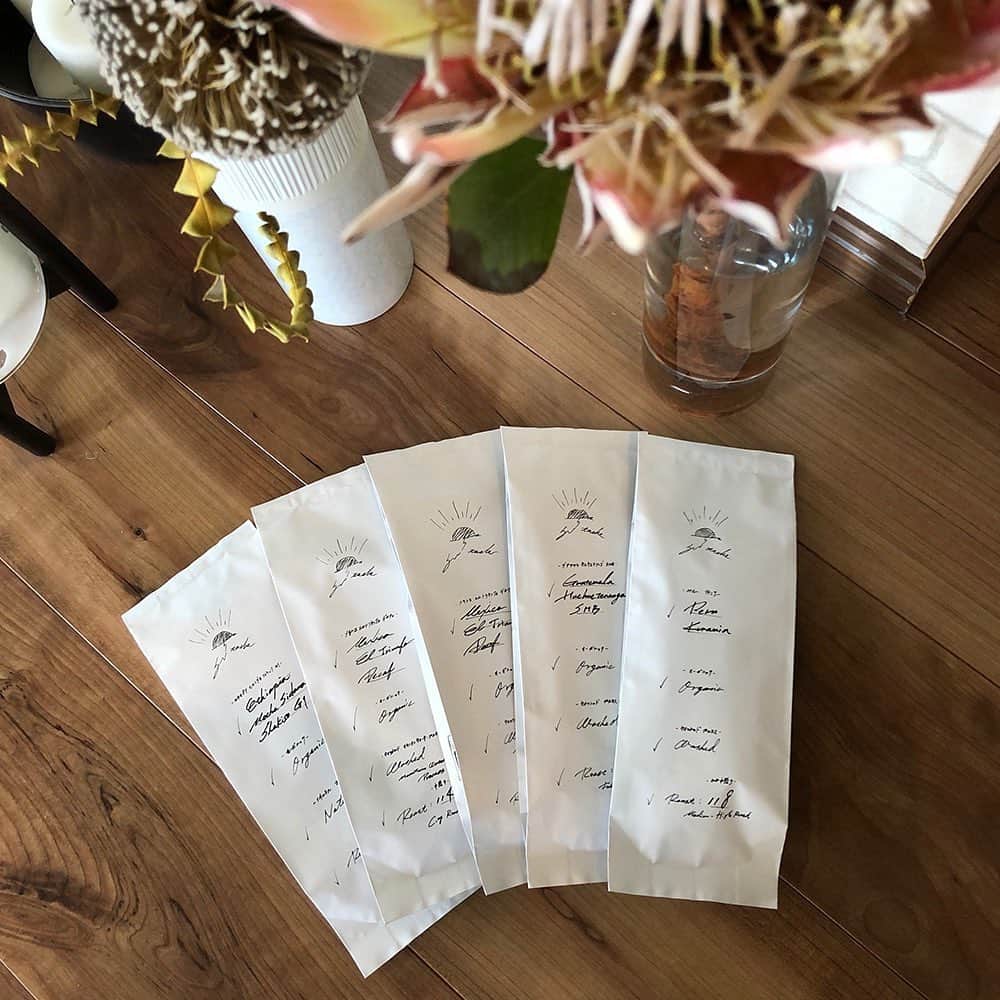 ドクターズナチュラルレシピさんのインスタグラム写真 - (ドクターズナチュラルレシピInstagram)「More Natural. ココロとカラダのために、できること。 さまざまなフィールドで輝くウェルネスの達人たちに、健やかな毎日を送り心身を美しく整えるための「秘訣」を自由に語っていただくスペシャルコンテンツ。第４回にお迎えしたのは、起業家として活躍し１児のママでもある秋定麻紀(@makiakisada)さんです。 ＊ 「便利でラクなものも良いけれど、どこまでそれに頼るか。特に食は自己投資で、良いも悪いも将来自分の身体に必ず返ってくるものだから。」秋定麻紀さん ＊ 全文は、WEBサイトでご確認いただけます。アカウントTOPのハイライトよりご確認ください。 ＊ 【忙しい毎日の中でも続けられる朝と夜の小さな習慣。】 　小さい頃から自分のカラダの変化は敏感に感じ取るタイプでした。今はウェルネス関連のブランディングをしたり、アーユルヴェーダサロンを経営したりと「より健やかに生きるには？」ということを日々考えています。とはいえ、わが家は３歳の娘と仔犬がいるので、バタバタと慌ただしい毎日。それでも、続けている朝と夜の習慣があります。 　ひとつは、朝起きてすぐにコップ一杯の白湯を飲むこと。植物に水をあげるように、朝の身体にも水やりをする感覚です。寝起きにいきなり冷たい水を流し込むと内臓がびっくりしてしまうので、体温よりも少し高めの白湯でゆっくりとカラダを目覚めさせます。 　もうひとつは、夜お風呂上がりにする両足の指のマッサージ。カラダの末端にある指先は循環が悪くなりやすい部位なので、1日の終わりに丁寧にほぐしてあげます。娘にも「家族指マッサージするよ〜」と言って、お父さん指から赤ちゃん指まで、１本ずつマッサージしてあげるんですが、これがなんだか楽しくて、ふたりで笑ってしまうことも。親子のいいスキンシップにもなるし、血のめぐりがよくなってリラックスできるので眠りの質も良くなるんです。 　良い睡眠をとることは、健やかに生きるために大事なこと。わが家では夜ごはんを食べ終わったらリビングの電気を落としてキャンドルを灯し、子供と一緒にのんびり過ごします。スマホは寝室には持っていかないのもこだわり。ストイックに思われるかもしれませんが、これがとにかく心地よくて。大人も子供も、本当によく眠れるんです。 ＊ 【自分の体験を発信することで誰かの役に立てればうれしい。】 　うちでは毎日のごはんは和食が中心。というのも1年ほど前から私はグルテンフリー生活を送っているからなんです。きっかけは口の周りにできた吹き出物。なかなか治らないので、カラダの内側から改善できないかと皮膚科で血液検査を受けてみたところ、小麦アレルギーであることが判明しました。遅延型なので自覚症状はほとんどありませんでしたが、試しに小麦の摂取を２ヶ月間やめてみると、体調がびっくりするくらい良くなったんです。朝なかなか起きられない、だるい、眠い、イライラするといった体調不良がなくなって、髪の毛にもコシが出てきたし、吹き出物も出なくなりました。 　小麦アレルギーだとわかった時は「何を食べて生きていけばいいの!?」とパニックになったけれど、主食をお米にしてそれを続けて行くうちに、パンや麺を食べたいと思う気持ちが薄らいでいったんです。そこから食生活を見直して、タンパク質も動物性から植物性をメインに切り替えました。 　今はグルテンフリーパスタや米粉パンもあるし、植物性ミルクもあります。たくさんの選択肢の中からいろいろ試して、失敗も含め自分が体感したことを素直にインスタで発信することにしています。それが少しでも誰かの役に立てればうれしいです。 ＊ 【子どもの成長を見守っていきたいからこそ、自分の心身をいたわる。】 　好みは人それぞれなので、周りにグルテンフリーを強く勧めることはありませんが、家族は自然と和食好きになっていますね。無農薬のお米、野菜たっぷりの味噌汁、新鮮なお魚があれば、栄養バランスもいいし、お腹も心も満たされる。素材がよければシンプルな料理でもおいしいから、意外と作る手間もかからないんです。娘も物心ついた時から和食中心の食卓なので、「ねこまんま最高！」って言ってご飯と味噌汁をパクパク食べています 笑 　「便利の着地点」ってどこなんだろうって、最近すごく考えていて。特に食べることでは、便利でラクなものを選んでも良い結果を導くとは限らない。食は自己投資です。将来自分の身体に必ず返ってきますから。 　ただ、子育てや仕事をしながら生活のすべてをホリスティックに、エシカルに、というのはなかなか難しいので、臨機応援にやっていこうと思っています。食生活はなるべく自然に沿うようにしつつ、ボディメイクやエイジングケアは専門家に託したり、テクノロジーにも頼ったりして、無理なく楽しく歳を重ねていけたら、と。子どもの成長をいつまでも優しく見守っていきたいと思うからこそ、自分自身をちゃんといたわって、ココロもカラダも健やかであり続けたいですね。 ＊ あきさだまき／15歳からティーン雑誌の読者モデルとして活躍し、アパレル企業を経て起業。ウェルネス関連のPR、ブランディングディレクションを手がけるほか、セラピストの姉とともにアーユルヴェーダサロン「ENISHI」を経営。4歳の娘を持つママとして子育てにも奮闘中。」2月22日 19時28分 - dr.s_natural_recipe