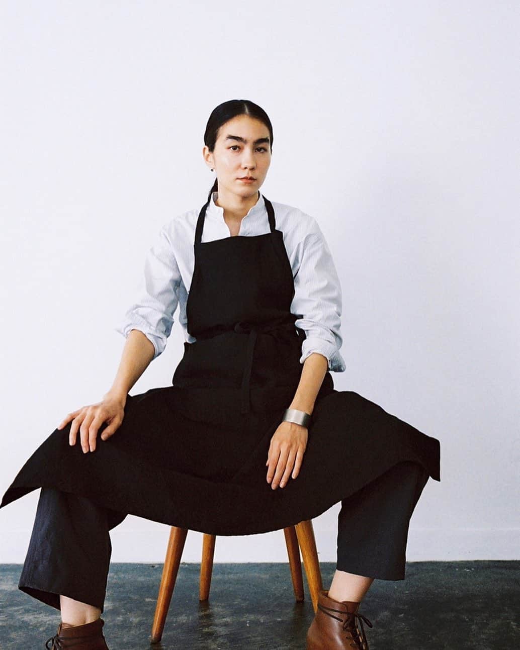 BLOOM&BRANCHのインスタグラム：「﻿ Information ﻿ FRANCE APRON / Cotton Linen Voil﻿ Washi Cotton Border Basque Shirt﻿ (mens&womens)﻿ 21.2.27- Release﻿ -﻿ 2月27日(土)より全店及びWEB SHOPにてPhlannèlの21SSコレクションアイテムを展開いたします。今回で6回目のコラボレーションとなるUTOからはフランスエプロンとダッフルバッグが登場します。その他にも和紙コットンを使用したバスクシャツや柔らかなコットンリネンボイルシリーズなど、爽やかな季節の変わり目を感じさせるラインナップとなっております。﻿ -﻿ WEB SHOPではFRANCE APRONを先行公開しております。カラーや寸法など詳細をご覧いただけるようになっておりますので、是非ご参考にご覧ください。﻿ -﻿ @phlannel @bloomandbranch﻿ #phlannel #bloomandbranch」
