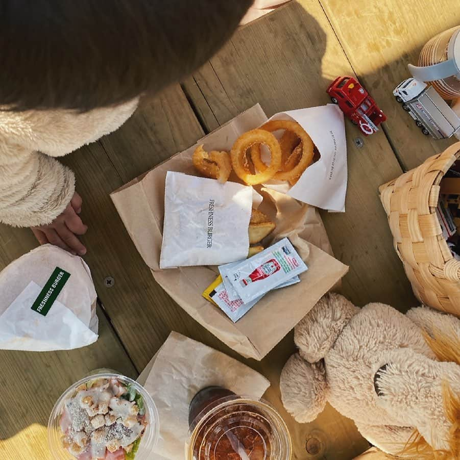 ikeda chizuruのインスタグラム：「チートデイ🍔﻿ ﻿ でも私はポテトは食べずに﻿ サラダにしました🥗笑﻿ ﻿ そして甥っ子とバイバイして﻿ 今からジムに行く🏃‍♀️🏃‍♀️🏃‍♀️﻿ (全然ゆっくり出来ない休日)﻿ ﻿ 動いてるのが好きなの〜〜﻿ ﻿ #freshnessburger  #hamburger #picnic #公園 #ピクニック」