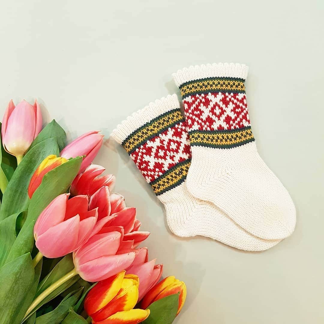 ティネスのインスタグラム：「Spring is in the air 🌷💛☀️ Snow is melting, sun is shining and we have added new items for you. Cute kid's socks and booties for newborns.  Order: WWW.TINES.LV WORLDWIDE SHIPPING」