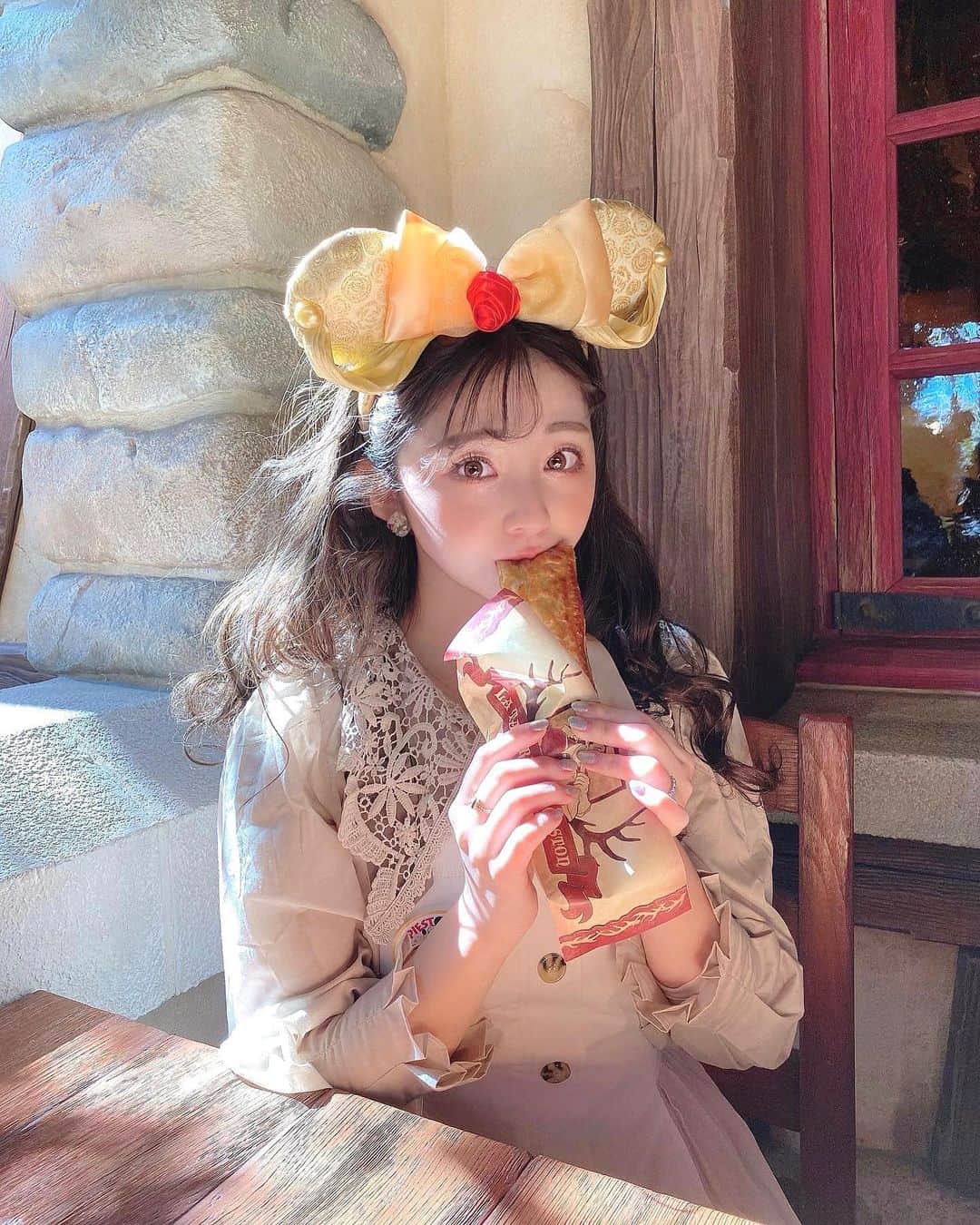 のインスタグラム：「. お昼ご飯は新エリアにある新店舗、 ラ・タベルヌ・ド・ガストン🍴 . ビッグバイト・クロワッサン🥐と ハンターズ・パイ🥧の2セットを注文🤎 . 個人的には、ハンターズ・パイの方が 好きだった🥧🤎🤎🤎 たけちゃんはビッグバイト・クロワッサンとw 意見が分かれました(´⊙ω⊙`)👏 . ドリンクをホットチョコレートにしたら ＋100円だったよ💰✨✨ . 初めはテラス可愛い〜って食べてたけど 寒すぎて即中に移動した⛄️❄️www . 今の時期だと予約してない人も 並べば中に入れる仕組みでしたっ🌹 . そしてそしてここはランドでは珍しい ホットワインが飲めるんだよ〜🍷🍾 赤ワイン好きな人は是非飲んでみてっ✨ . . . #tokyodisneyland#beautyandthebeast#tokyodisneyresort#tdl#disneyig#東京ディズニーランド#ディズニーランド#美女と野獣#新エリア#新エリアオープン#美女と野獣魔法のものがたり#魔法のものがたり#ラタベルヌドガストン#ファンタジーランド#ベルコーデ#ベルバウンド#迪士尼乐园#東京迪士尼樂園#迪士尼樂園」