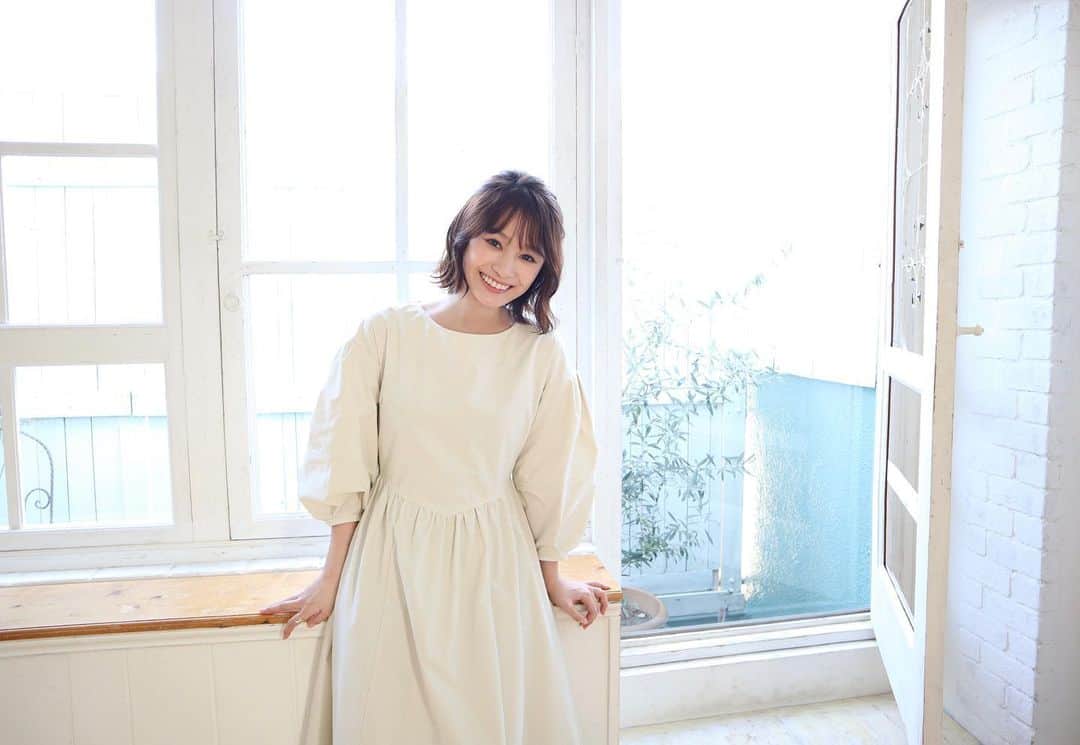 青木英李さんのインスタグラム写真 - (青木英李Instagram)「今日もポカポカと春のような陽気で 最高なロケ日和でした🌸  ハウススタジオの自然光が綺麗で可愛かったな〜☺️💓  #ポカポカ #ロケ日和 #髪伸びたから巻いてもらったよ ♫」2月22日 19時32分 - eriaoki_official