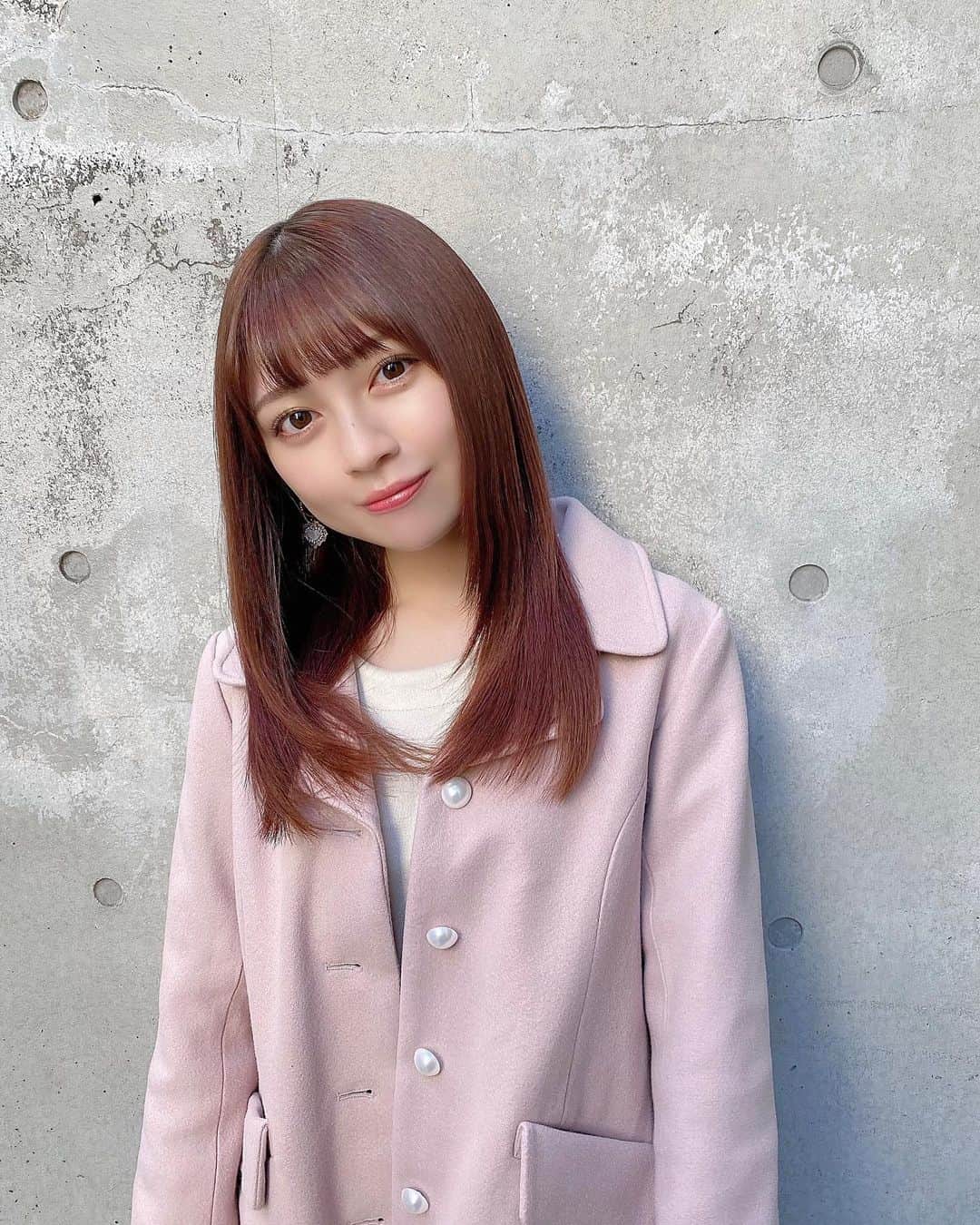 廣川奈々聖のインスタグラム：「少し前に @cereza___8 でパリジェンヌしてもらった🐈♡﻿ ﻿ 毎日のメイクが超！楽になって、こんなことならもっと早くからしておけば良かったってなってる〜﻿ ﻿ HIFUもしてもらってスッキリ！﻿ ほんとに有難う〜、😿♡皆も是非行ってみて！﻿ ﻿ ﻿ ﻿ ﻿ それから @aid_hair さんで﻿ 髪質改善トリートメントしてもらった🕊！﻿ ﻿ 今回で3回目なんだけど髪がどんどんつやつやになって嬉しい、、有難うございます ¨̮ ﻿！ ﻿ ﻿ ﻿ ﻿ ﻿ きょうは暖かかったから﻿ 春っぽいカラーのコーデでした💐🤍紫×白 はかわいい〜 ﻿ ﻿ ﻿ ﻿#春コーデ#美容院#パリジェンヌ#ストレートヘア」