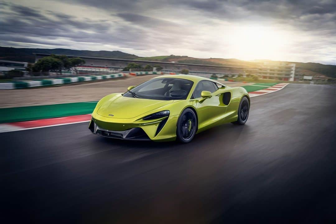 McLaren Automotiveのインスタグラム：「The McLaren Artura is designed to be not only a technological game-changer, but also to stay true to the core McLaren attributes of being incredibly engaging to drive and displaying the highest levels of dynamic ability. Designed to excel on both road and track, the Artura also boasts the dynamic refinement to make serene progress through urban streets in EV mode.​  #McLarenArtura」