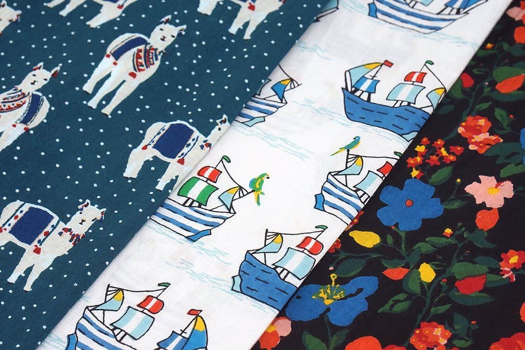 marbleSUD(マーブルシュッド) のインスタグラム：「フランスのブランド『Le Petit lucas de Tertre（ル プティ ルーカス ド テルトル）』から春夏の新作が届きました。  毎シーズン、個性豊かなテキスタイルで私たちの目を楽しませてくれるルーカス。marble SUDのインポートアイテムの中でも人気のブランドです。テキスタイルの可愛さはもちろん、柔らかな優しい肌触りにファンになった方も多いはず。  今回は、ブラウス2型にスカートをご用意。ブラウスはmarble SUDの別注アイテムです！ここでしか手に入らないので、是非ご覧にくださいね。」
