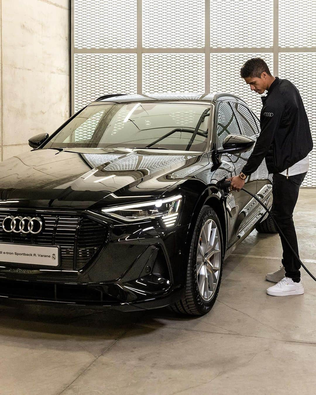 レアル・マドリードさんのインスタグラム写真 - (レアル・マドリードInstagram)「🔑 Got the keys to our new rides! Thanks, @AudiSpain! 🚗 ¡Tenemos nuestros nuevos coches! ¡Gracias, @AudiSpain! ⚡️ #AudiEtronSportback | #AudixRealMadrid」2月22日 19時35分 - realmadrid