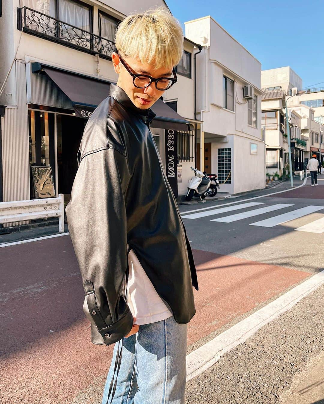 浜本忠勝さんのインスタグラム写真 - (浜本忠勝Instagram)「Vegan leather shirt 🖤 @ware_mo_kou 🍃 ✴︎ VEGANでもスタイリッシュにCOOLにお洒落したいよね🚶🏼‍♂️ 形と質感が気に入って、レザーシャツ購入しました。」2月22日 19時36分 - whyte_hamamoto