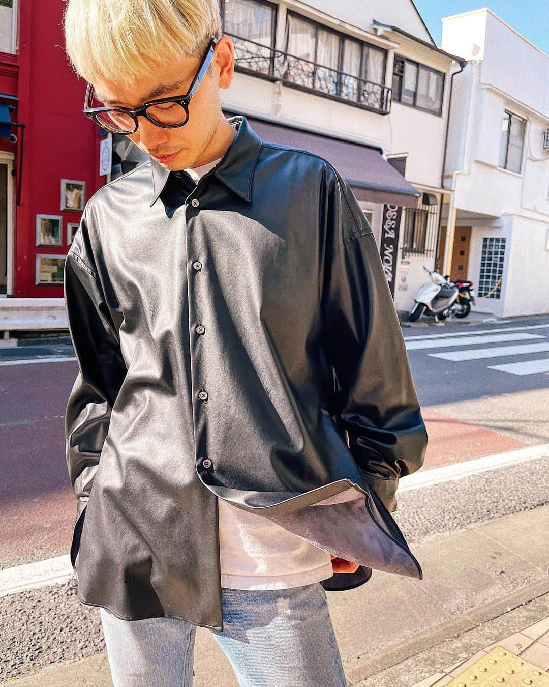 浜本忠勝さんのインスタグラム写真 - (浜本忠勝Instagram)「Vegan leather shirt 🖤 @ware_mo_kou 🍃 ✴︎ VEGANでもスタイリッシュにCOOLにお洒落したいよね🚶🏼‍♂️ 形と質感が気に入って、レザーシャツ購入しました。」2月22日 19時36分 - whyte_hamamoto
