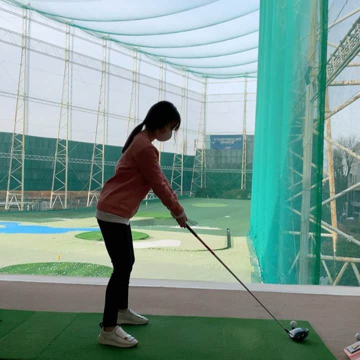 夢乃あいかのインスタグラム：「. ３年ぶりくらいのゴルフ🏌️‍♀️ 碑文谷の打ちっぱなし〜♩ . めちゃくちゃ筋肉痛..😇 . でも久しぶりに楽しかった♡♡ . #golf」