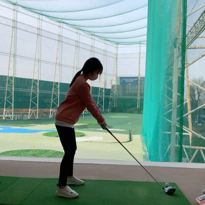 のインスタグラム：「. ３年ぶりくらいのゴルフ🏌️‍♀️ 碑文谷の打ちっぱなし〜♩ . めちゃくちゃ筋肉痛..😇 . でも久しぶりに楽しかった♡♡ . #golf」