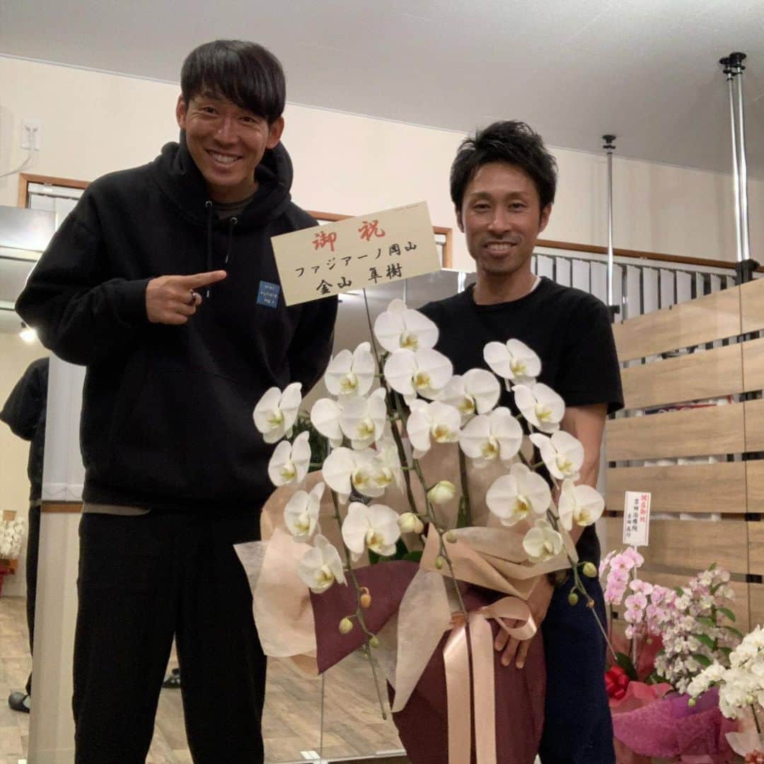 のインスタグラム：「昨年までファジアーノのチーフトレーナーだった冨さんのお店に身体のケアをしに行きました！ 開幕に向けて最高なケアが出来ました👍 冨さんの新たなチャレンジを是非みなさん応援してあげて下さいね🙏  14年間プロスポーツの世界にいたので、ケアはもちろんですがトレーニング指導、選手や現場の裏話など…どんな理由でもいいので是非行ってみて下さい。笑笑  #FLOW #ボディコンディショニングサロン #冨崎裕一　#ファジアーノ岡山」