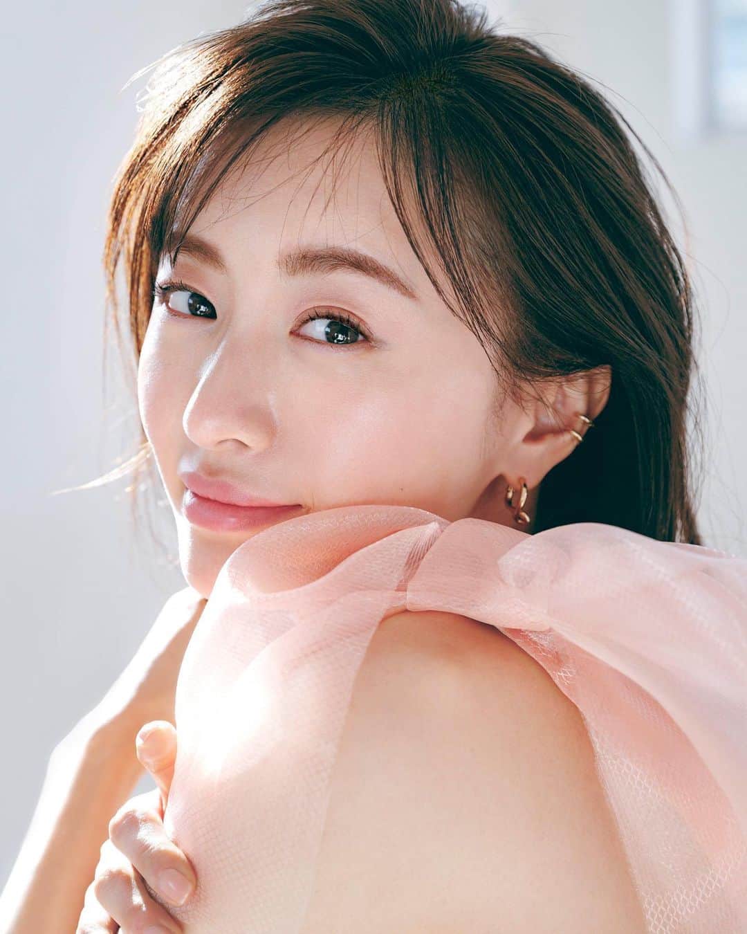 柴田フミコのインスタグラム：「可愛い  表紙は2パターン有ります 付録が違うようです どっちも嬉しい  #松本まりか  #MAQUIA #表紙 #fumikoshibata #柴田フミコ」