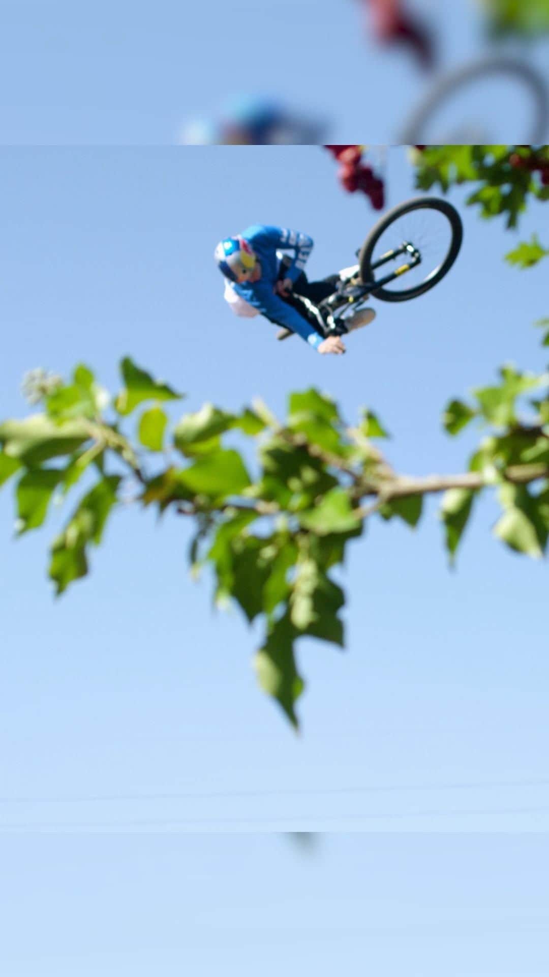 レッドブルのインスタグラム：「watch 'Design & Conquer with Matt Jones' to see him try to conquer 3 world first tricks by hitting the ~link in bio~ 📺 @forduk #redbull #givesyouwiiings #mtb #bikelife #skills」
