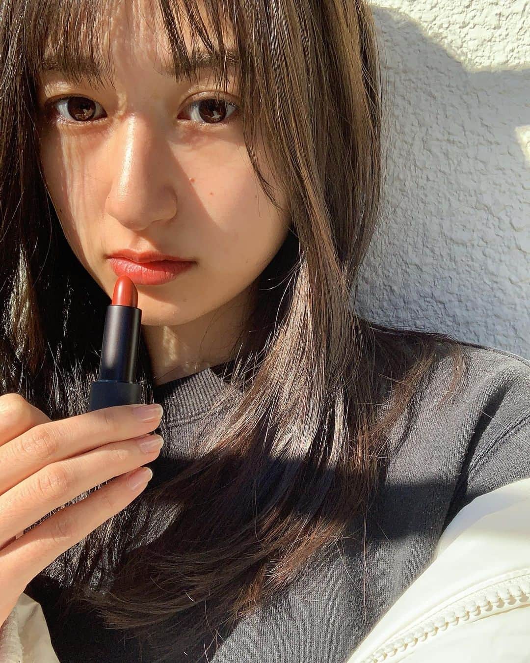 のインスタグラム：「innisfree🌿  @innisfreeofficial  @innisfreejapan   マットでかわいい 髪暗くして良い色発見💄  #innisfree  #innisfreelipstick #すっぴん」