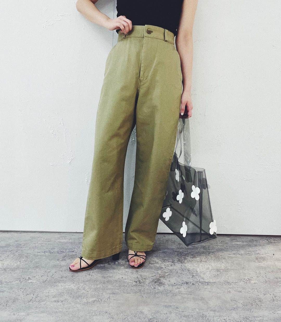のインスタグラム：「abc LULU chino pants 2.25 19:00 〜  LULUベーシックシリーズ"abc LULU"の新作チノパンツが登場！ しっかりハイウエストにワイドシルエットでゆとりがあり履きやすい。ハリのある肉厚な素材で履くだけできまるパンツです。 シアーなカットソーやキャミソールなど肌のみえる繊細な素材合わせに今季気分なクリアアクセ合わせがおすすめです♡  #abclulu #editforlulu」
