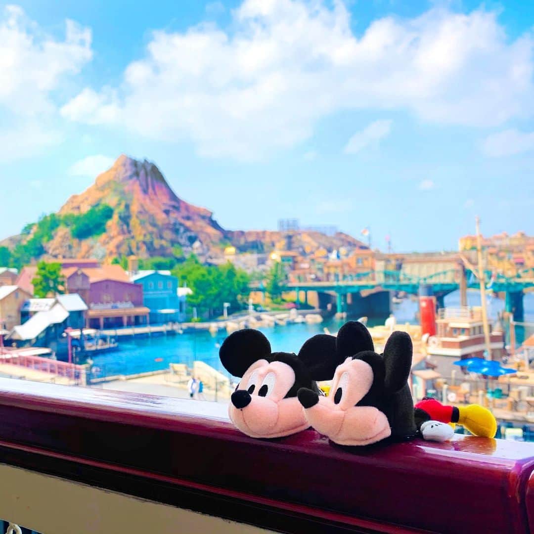 Kanaのインスタグラム：「ㅤ ㅤ 𝐌𝐢𝐜𝐤𝐞𝐲 𝐤𝐞𝐲𝐜𝐡𝐚𝐢𝐧🐭❤️ ㅤ ㅤ ㅤ 彩度高めに加工したら 絵みたいになった🖼🎨🖌 ㅤ 背景にプロメテウス火山が入ってると シー感強くてなんか好き🌋💫 ㅤ ㅤ ㅤㅤ ㅤ ㅤㅤㅤㅤ ㅤ ㅤ ㅤ ㅤ ㅤ #kana_disney ㅤㅤ ㅤㅤ #東京ディズニーリゾート #東京ディズニーシー #ディズニーシー #ssコロンビア号 #ミッキー #ファンキャップ #tokyodisneyresort #tdr #tokyodisneysea #tds #mickeymouse #sscolumbia #disneygoods」