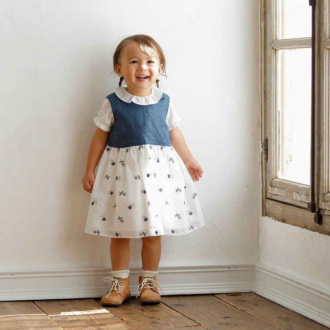 のインスタグラム：「お花畑にいるような上品なお洋服ができました。  涼しげな小さなdot柄のリネン生地に、 お花の刺繍が散りばめられた ふわっと広がる軽やかなスカートを合わせました。 おでかけするのが楽しくなるような一枚です。」
